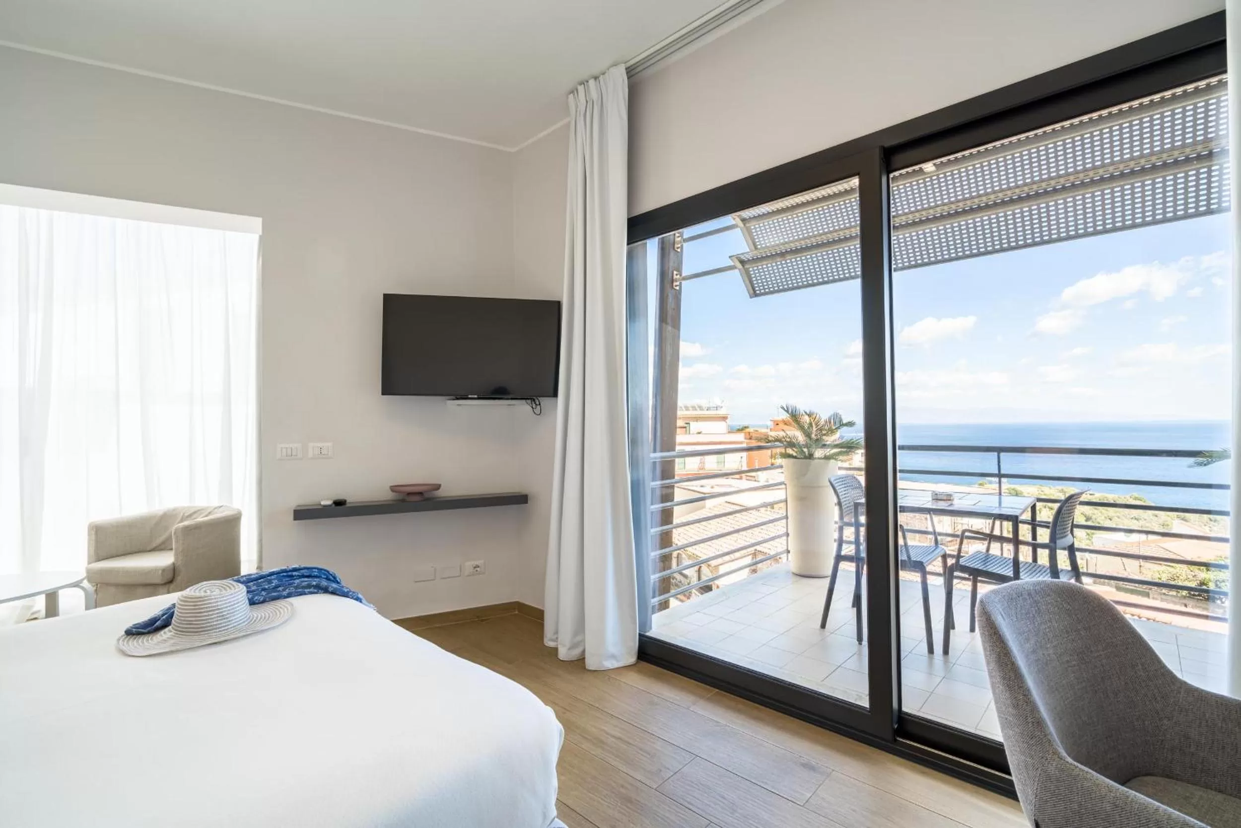 Photo of the whole room, Bed in Taormina Palace Hotel