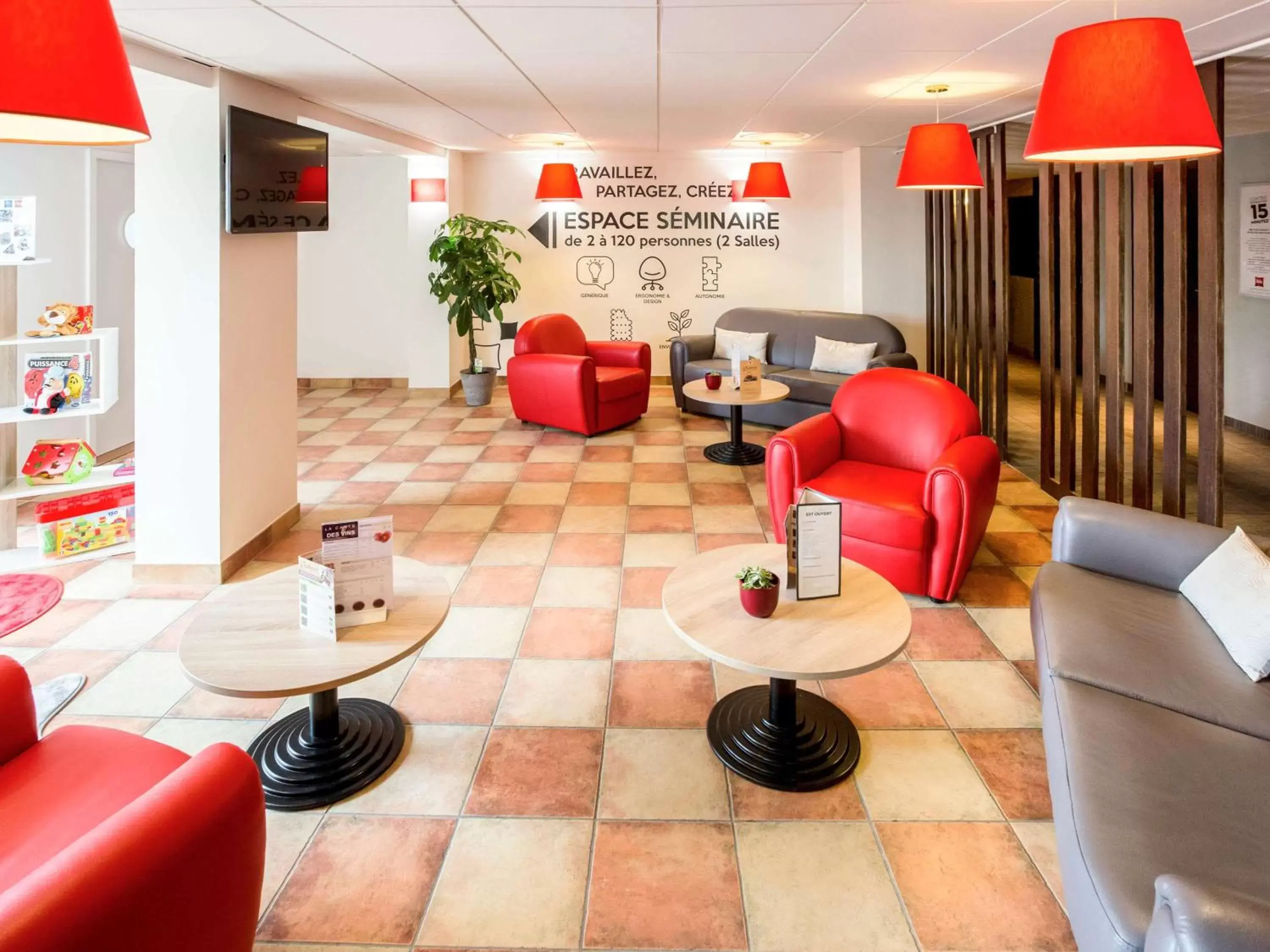 Lounge or bar in ibis Cherbourg La Glacerie