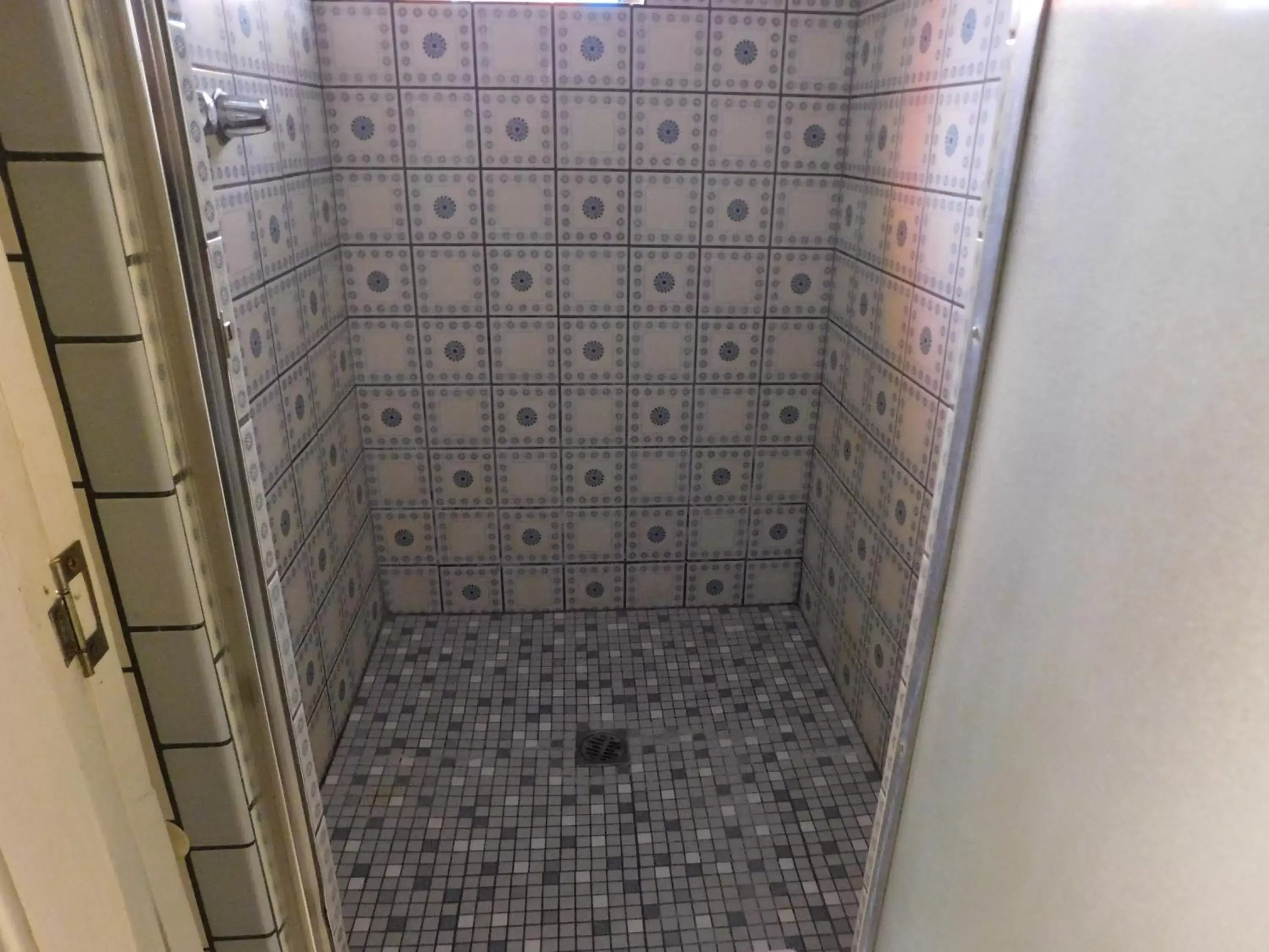 Shower, Bathroom in Cliff Crest Inn