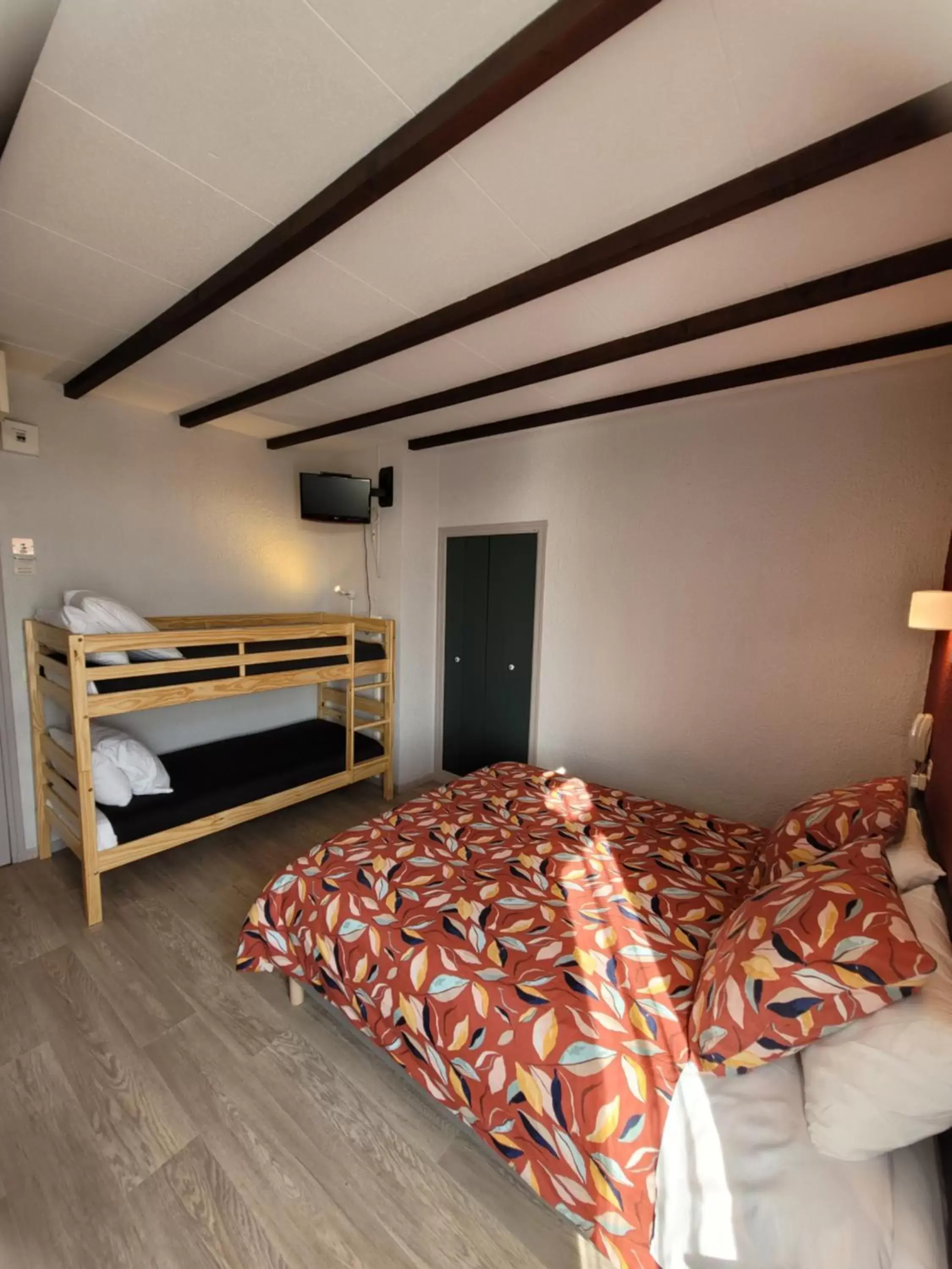 Bed, Bunk Bed in Hotel Aragon