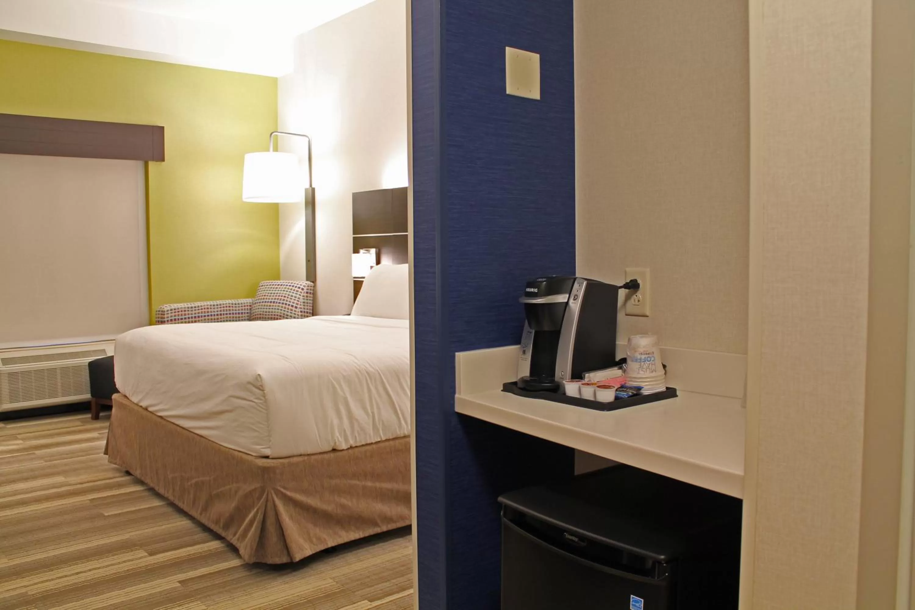 Photo of the whole room, Bed in Holiday Inn Express & Suites - St. Louis South - I-55 by IHG