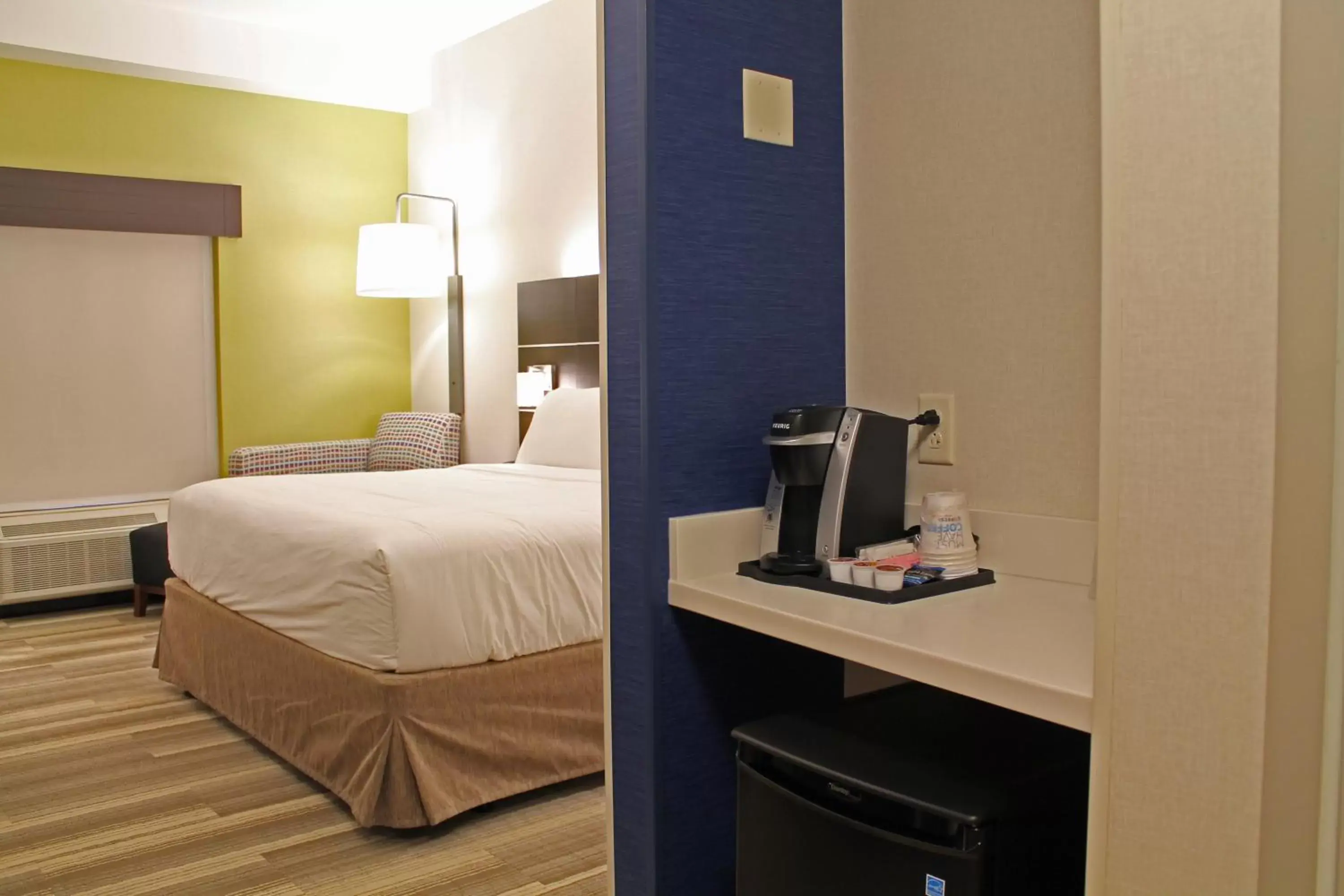 Photo of the whole room, Bed in Holiday Inn Express & Suites - St. Louis South - I-55, an IHG Hotel