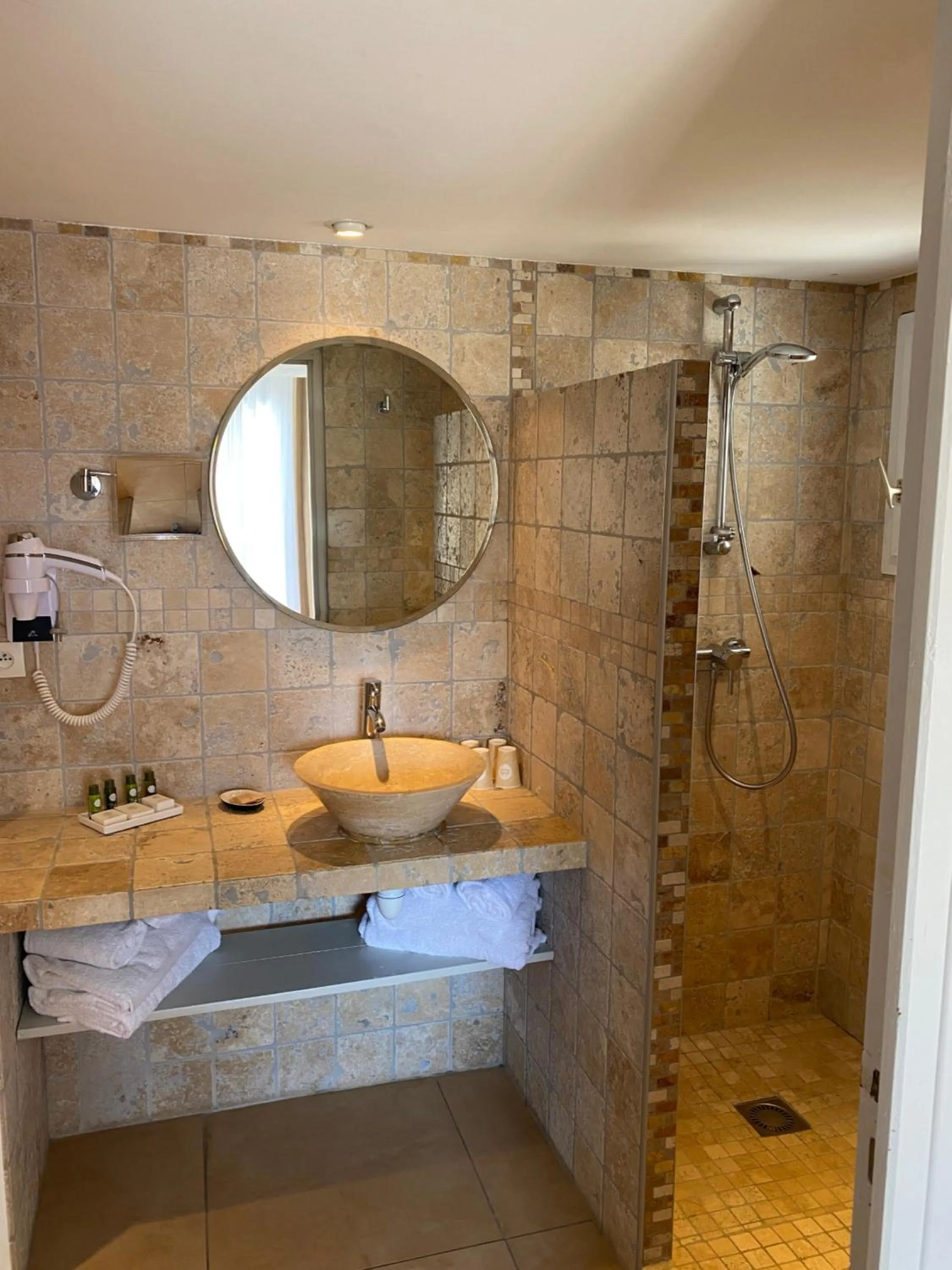 Shower in Le Mas de Cocagne