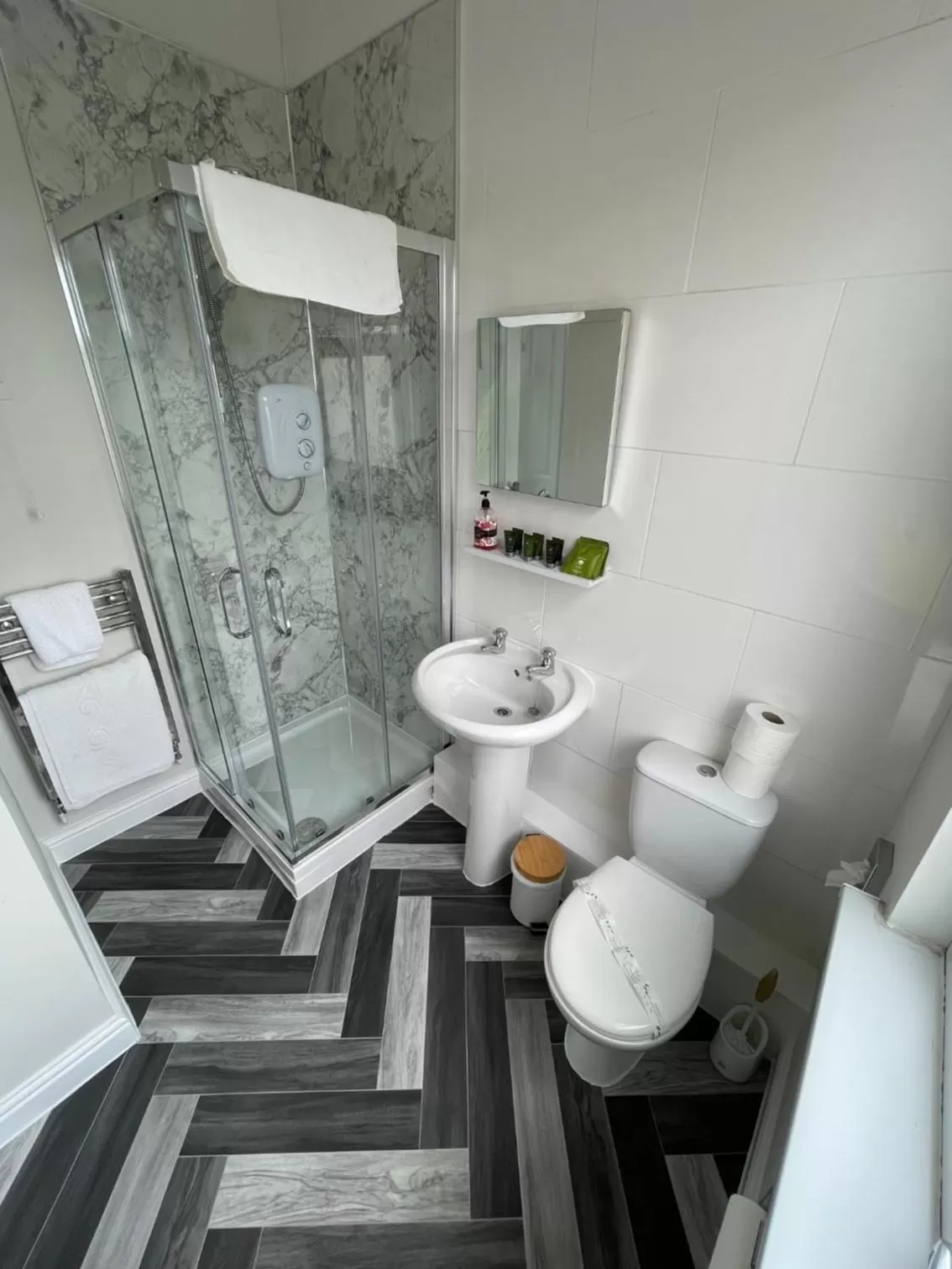 Shower in The Whittington and Cat