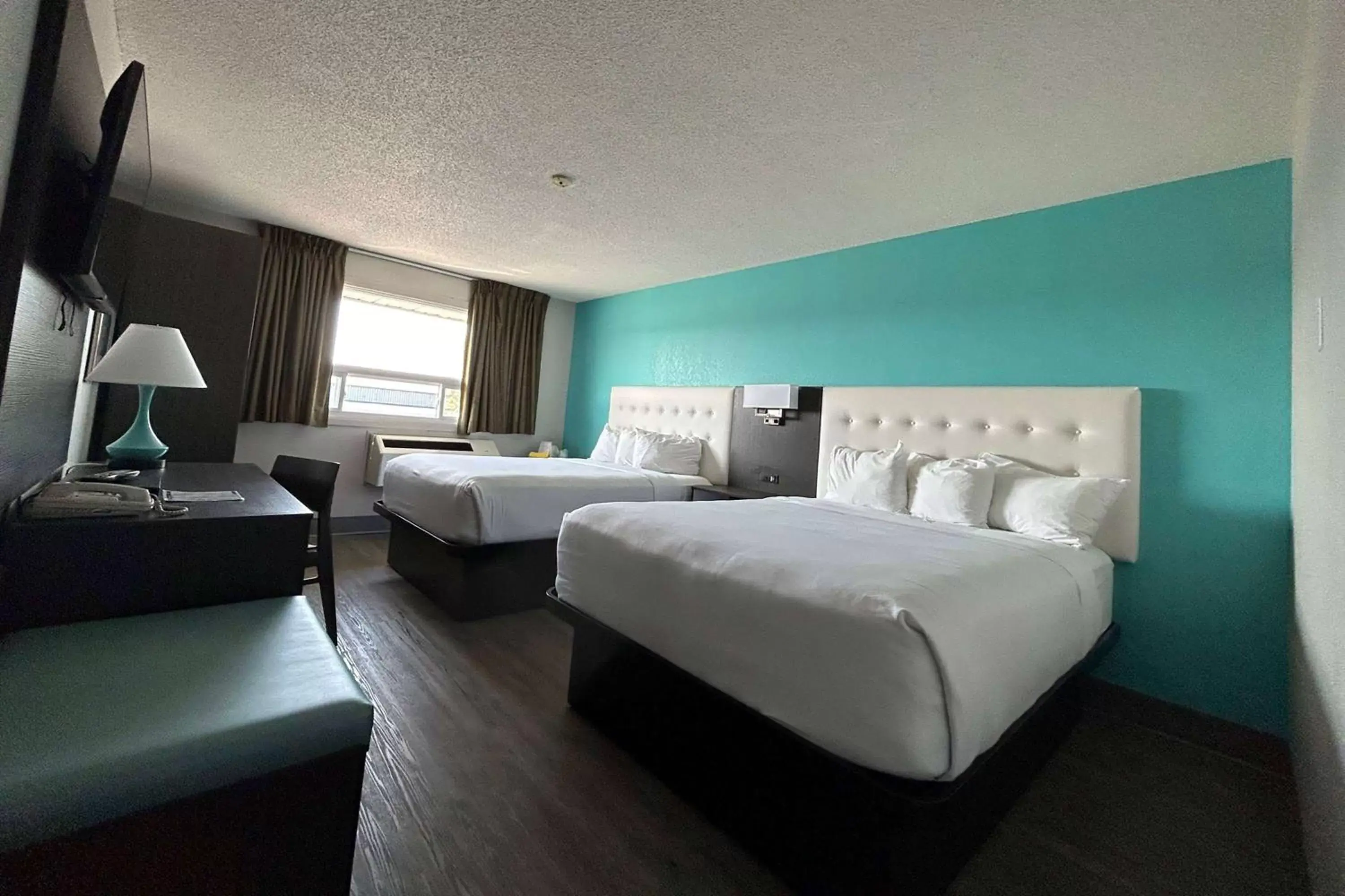 Photo of the whole room, Bed in Howard Johnson by Wyndham Thunder Bay