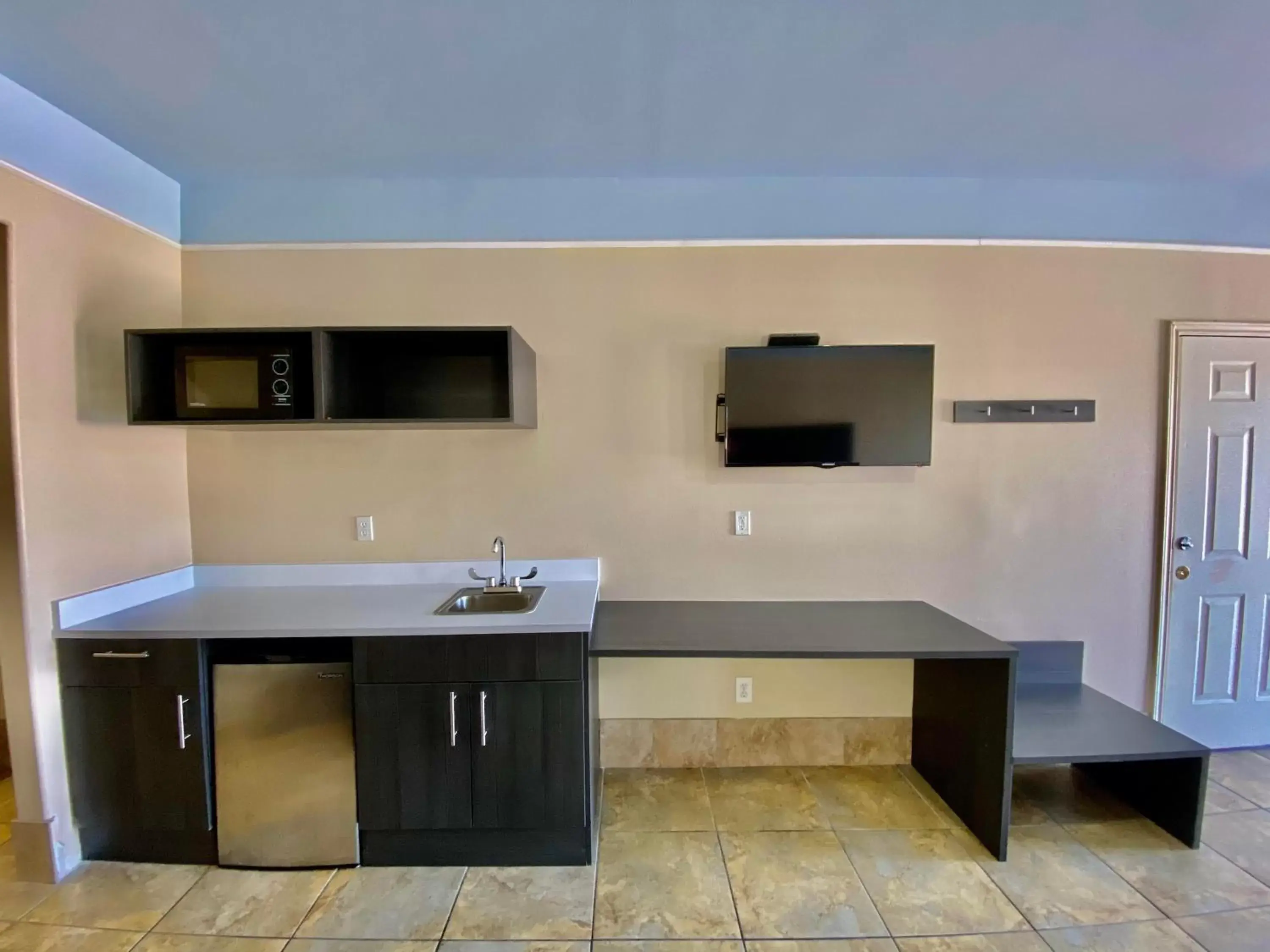 Kitchen/Kitchenette in Texas Inn & Suites McAllen at La Plaza Mall and Airport