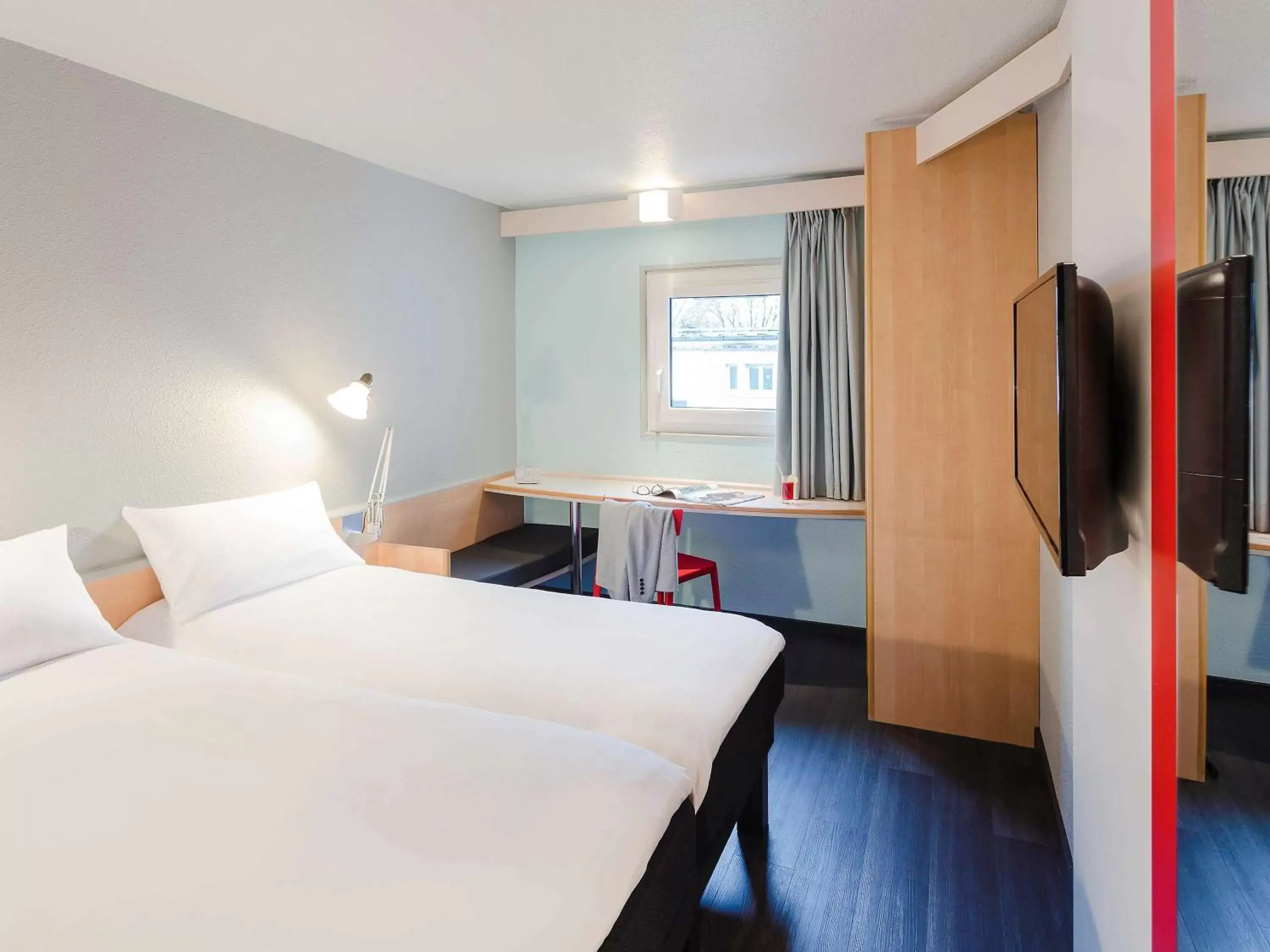 Photo of the whole room, Bed in ibis Bourges Centre