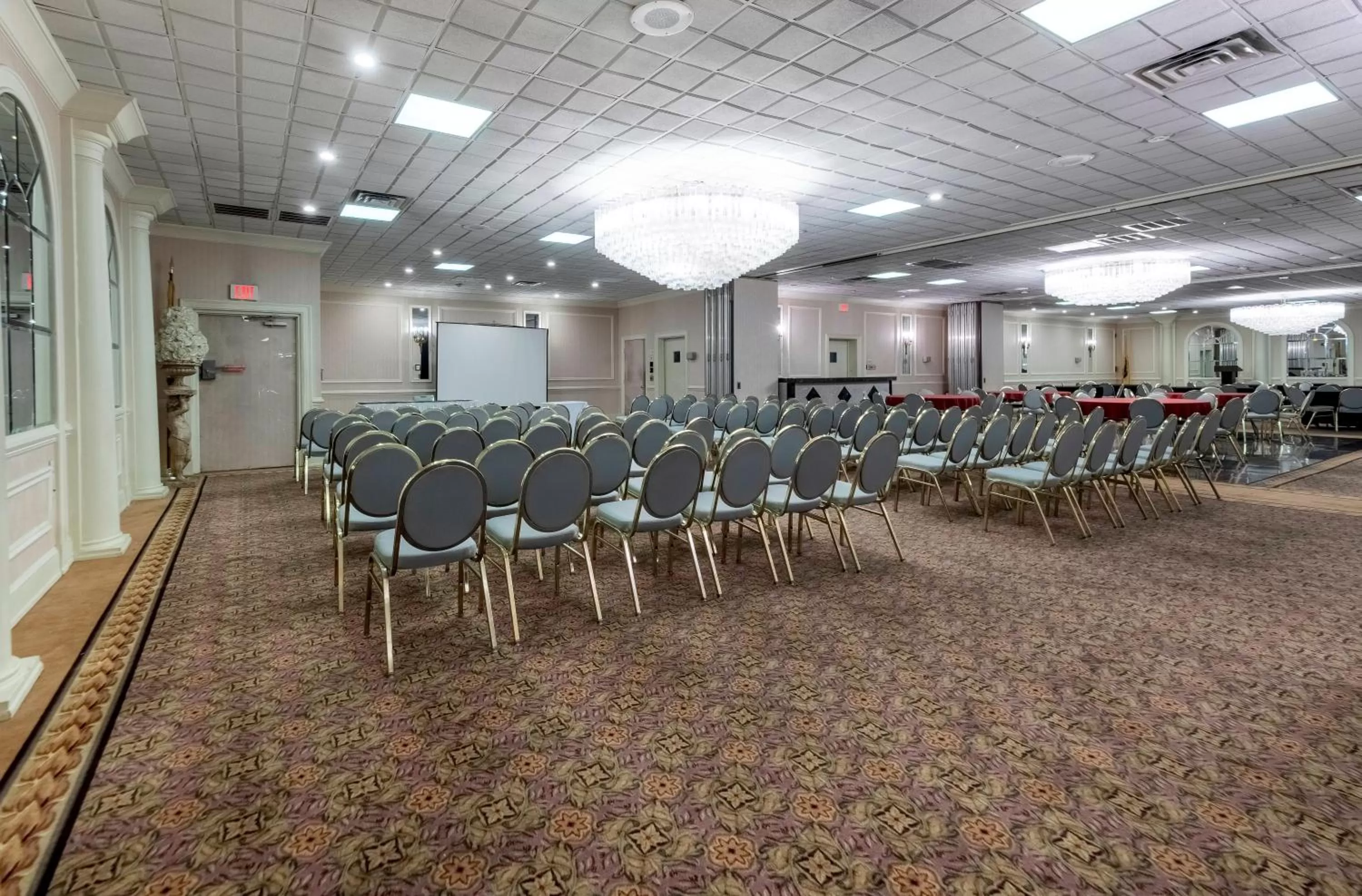 Photo of the whole room in Red Roof PLUS Newark Liberty Airport - Carteret