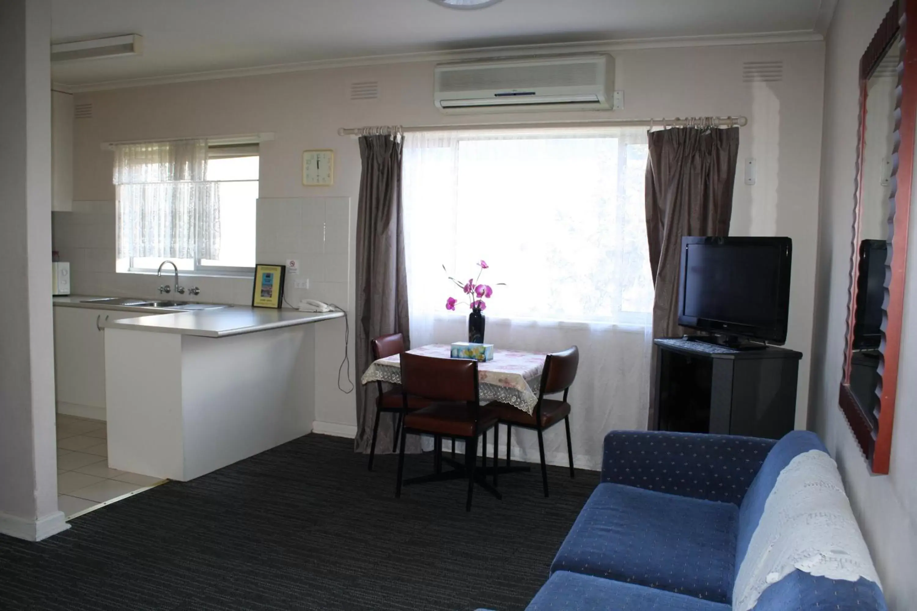 Dining area, Kitchen/Kitchenette in Carnegie Motor Inn