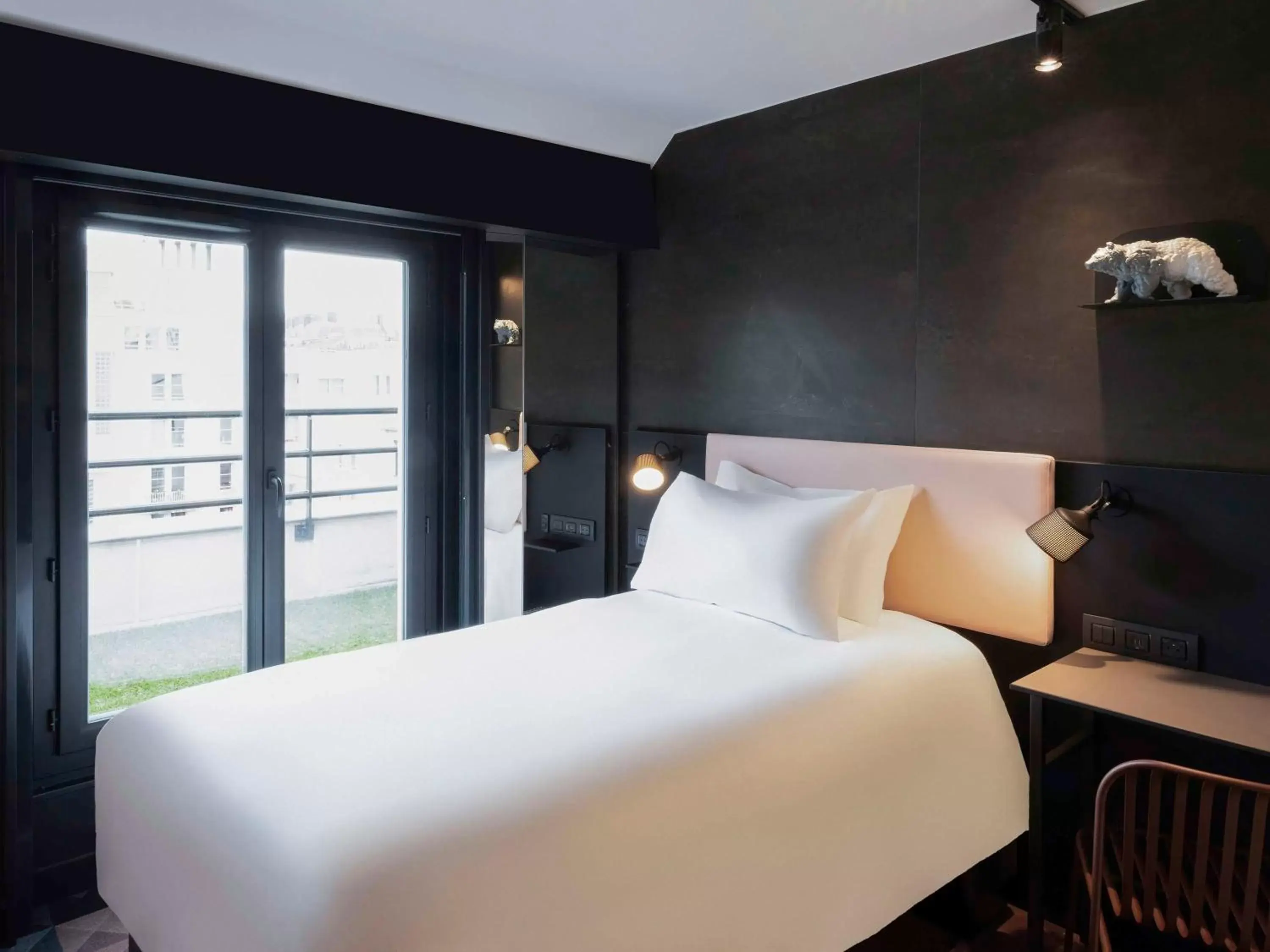 Bedroom, Bed in TRIBE Paris Batignolles