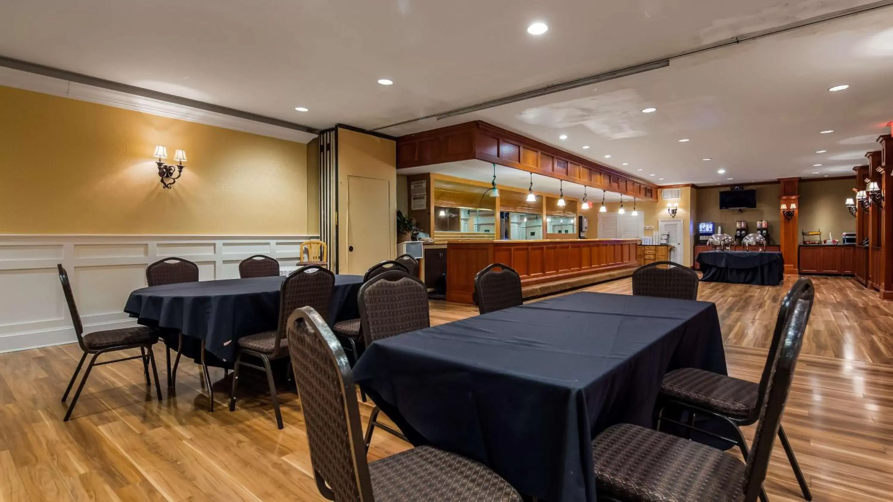 Restaurant/Places to Eat in Best Western Mill River Manor