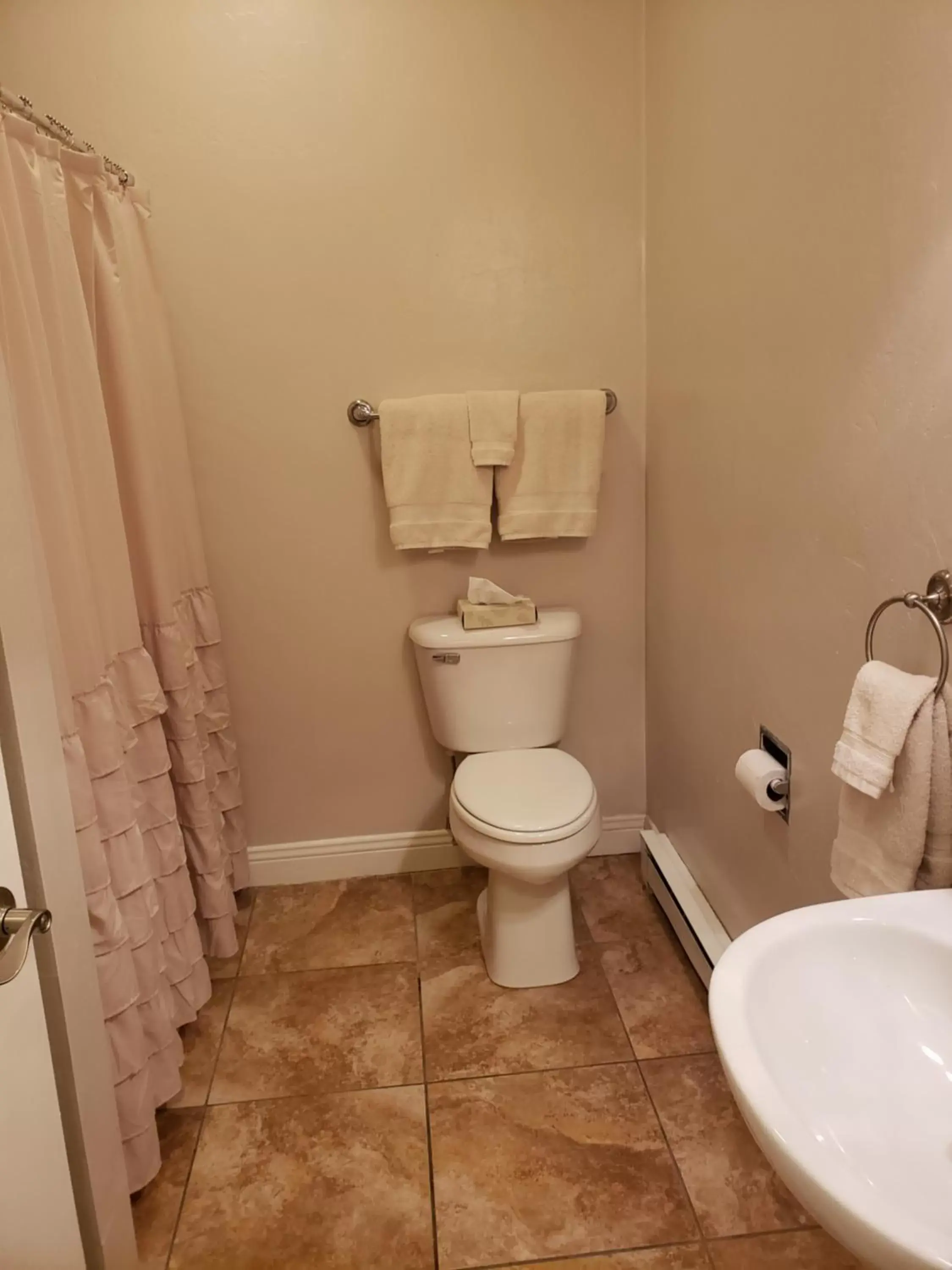Bathroom in Innlet Motel