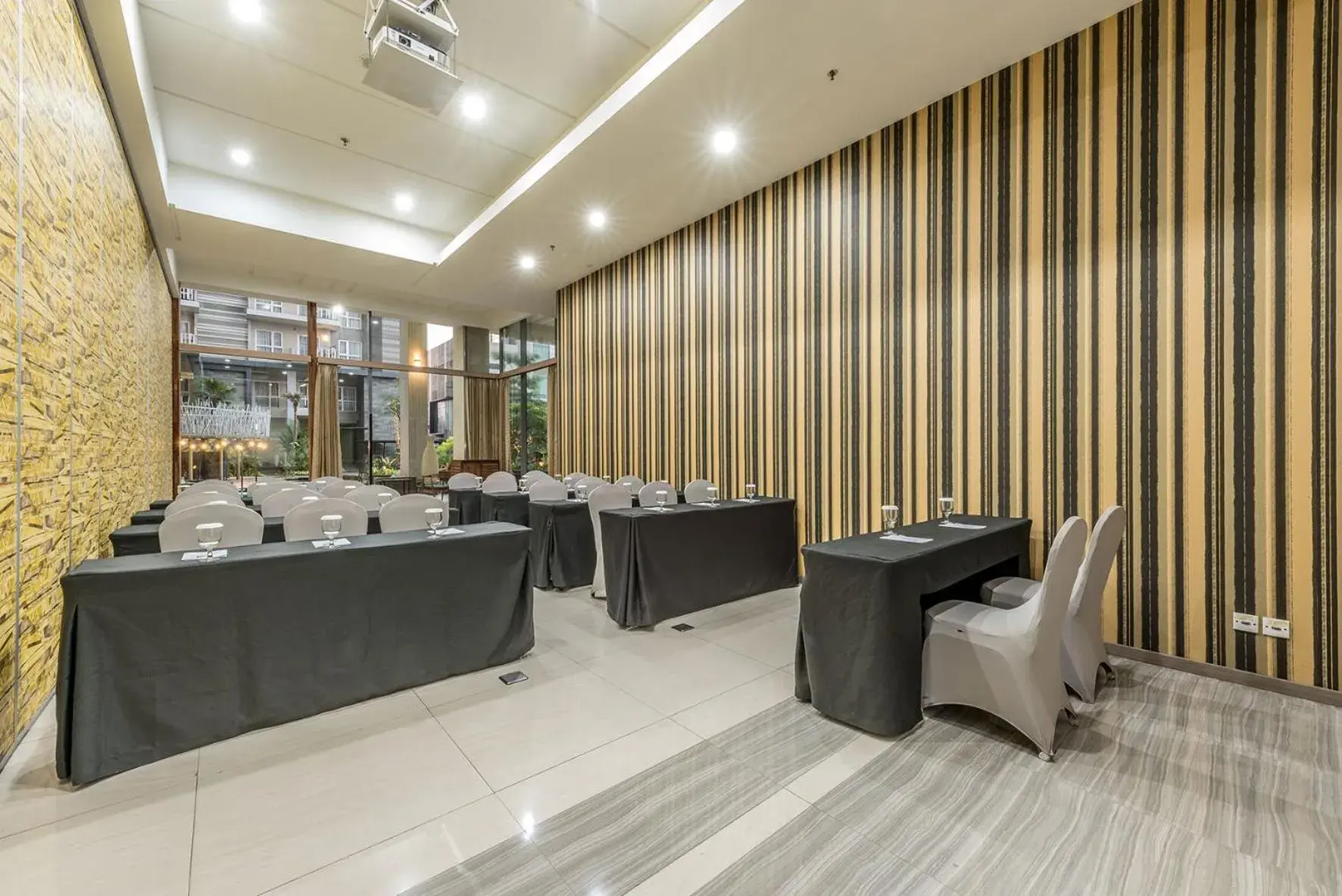 Meeting/conference room, Restaurant/Places to Eat in Grande Valore Hotel & Serviced-Apartment
