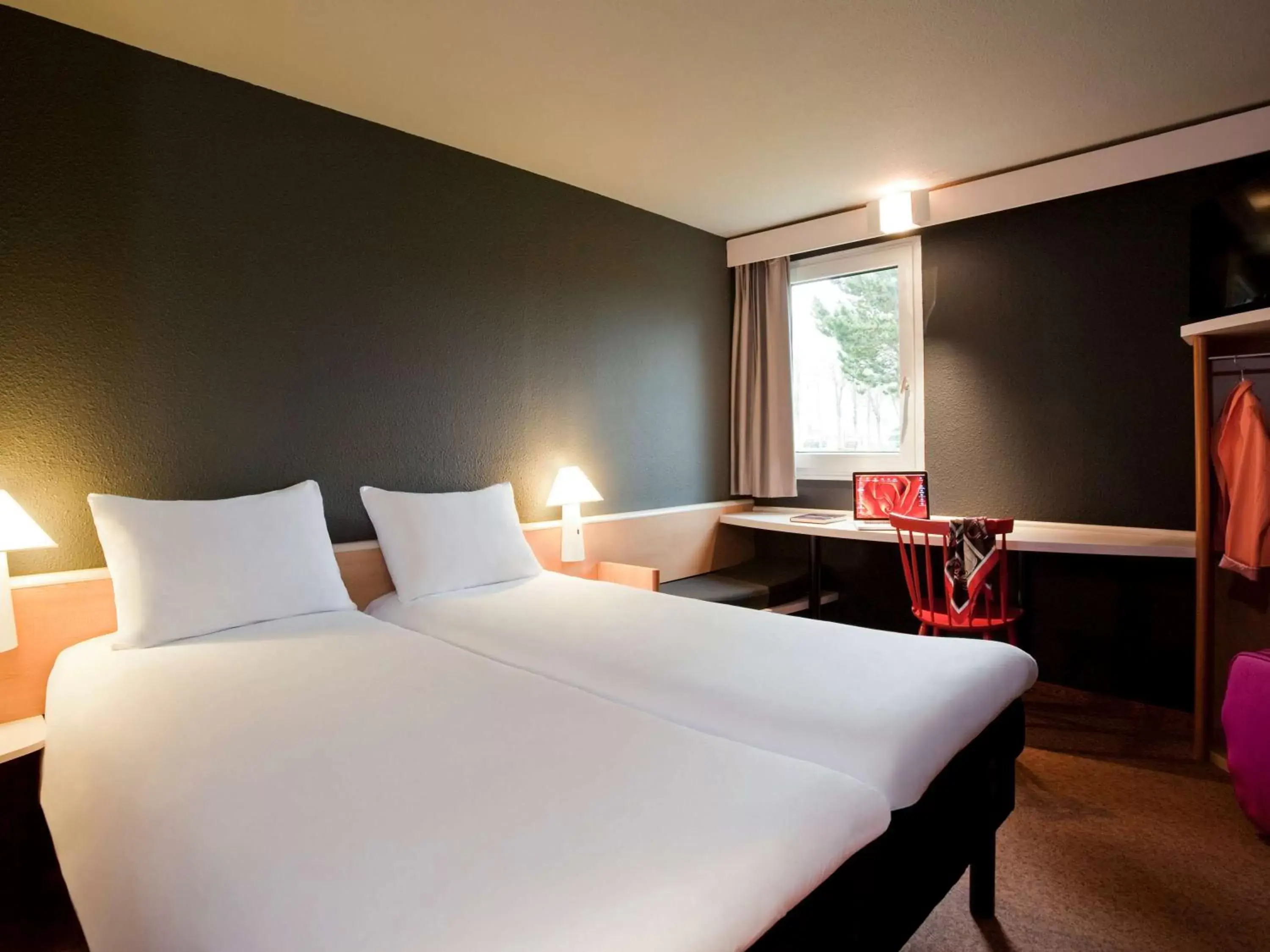 Photo of the whole room, Bed in Ibis Provins Photo of the whole room, Bed in Ibis Provins