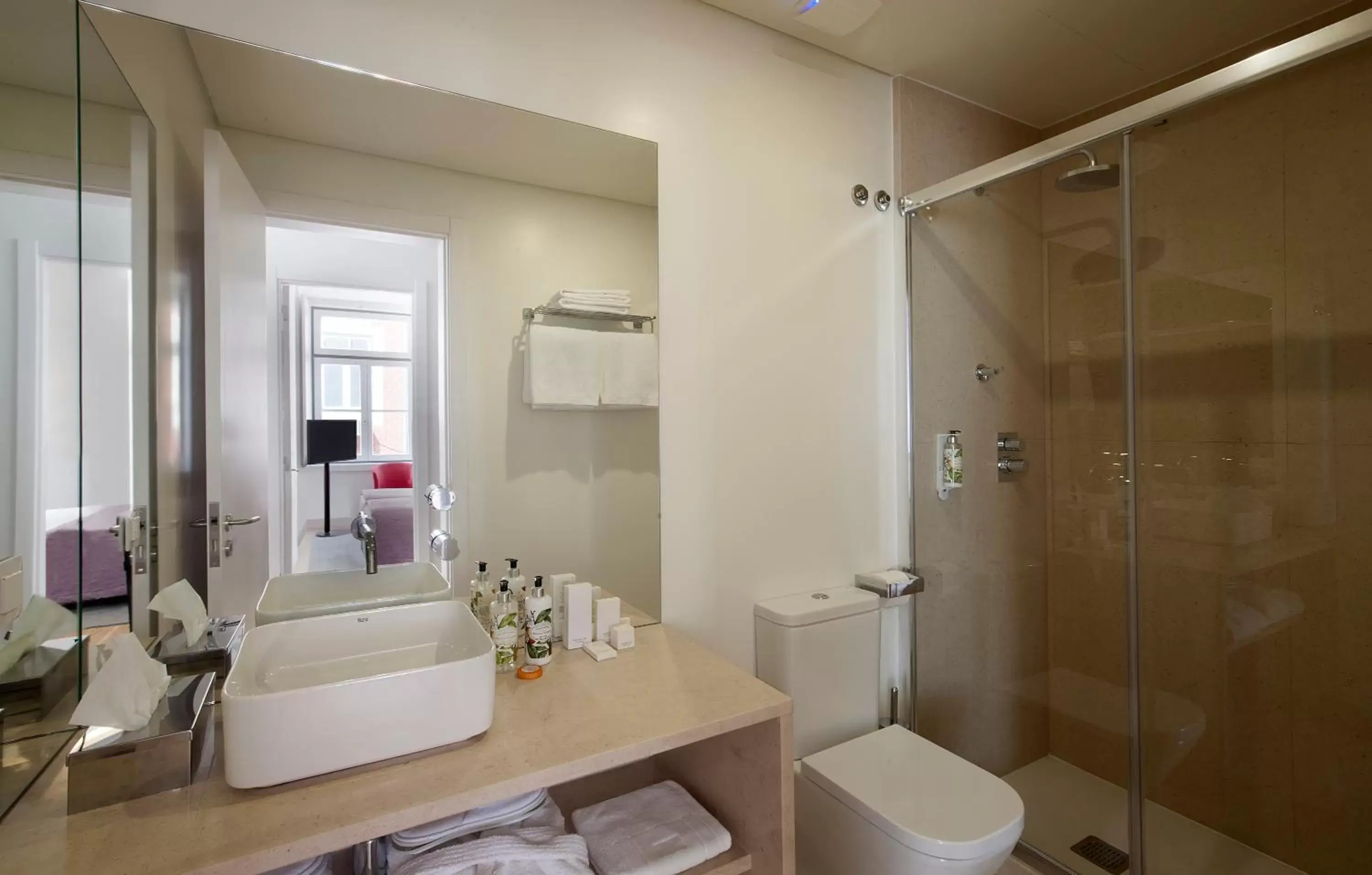 Bathroom in Grape Harbor Prata Apartments