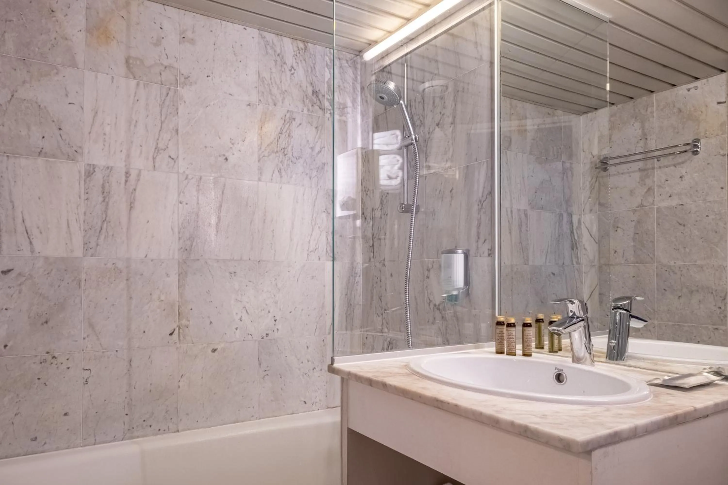 Bathroom in Hôtel Baudelaire Opéra