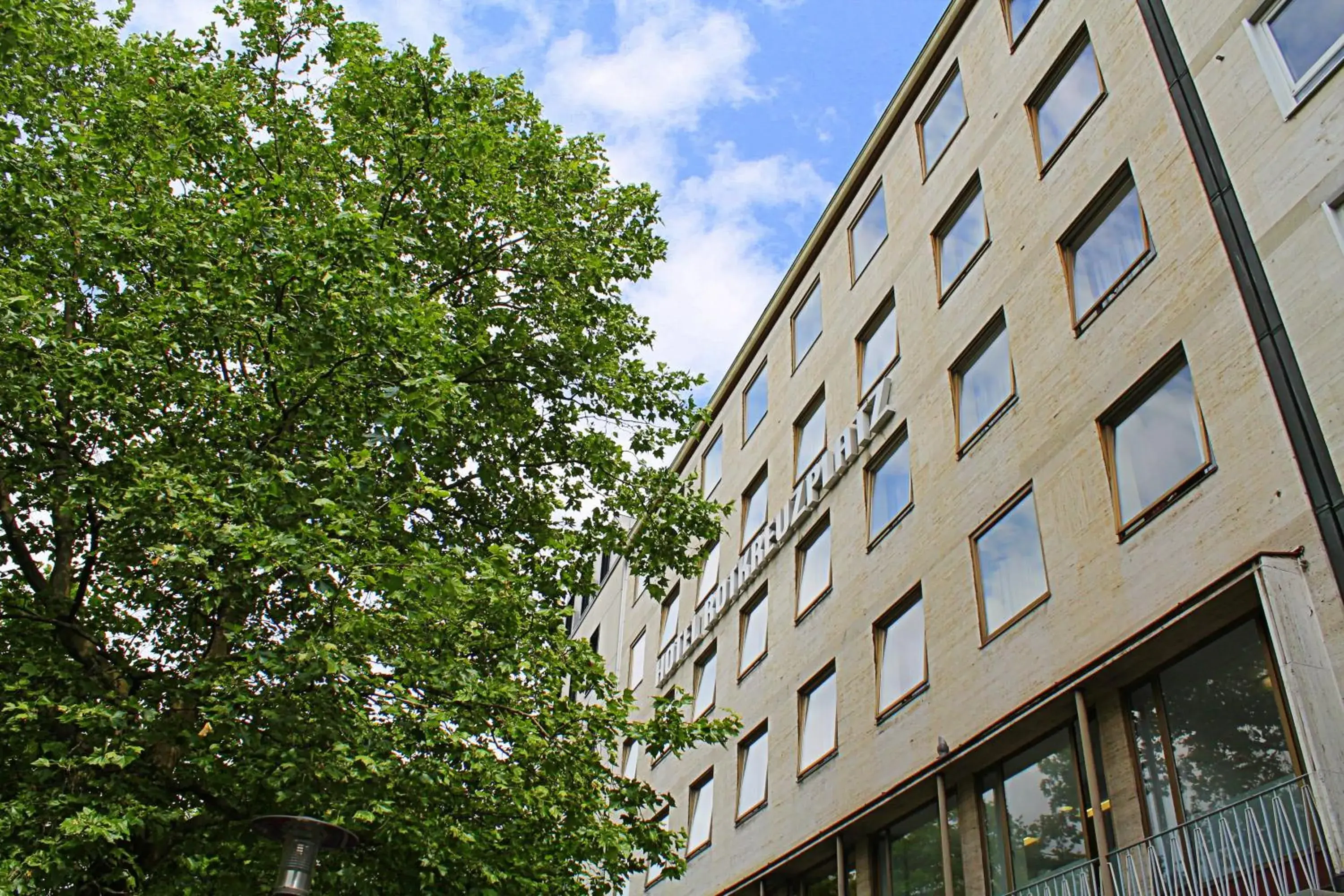 Property Building in Hotel Rotkreuzplatz