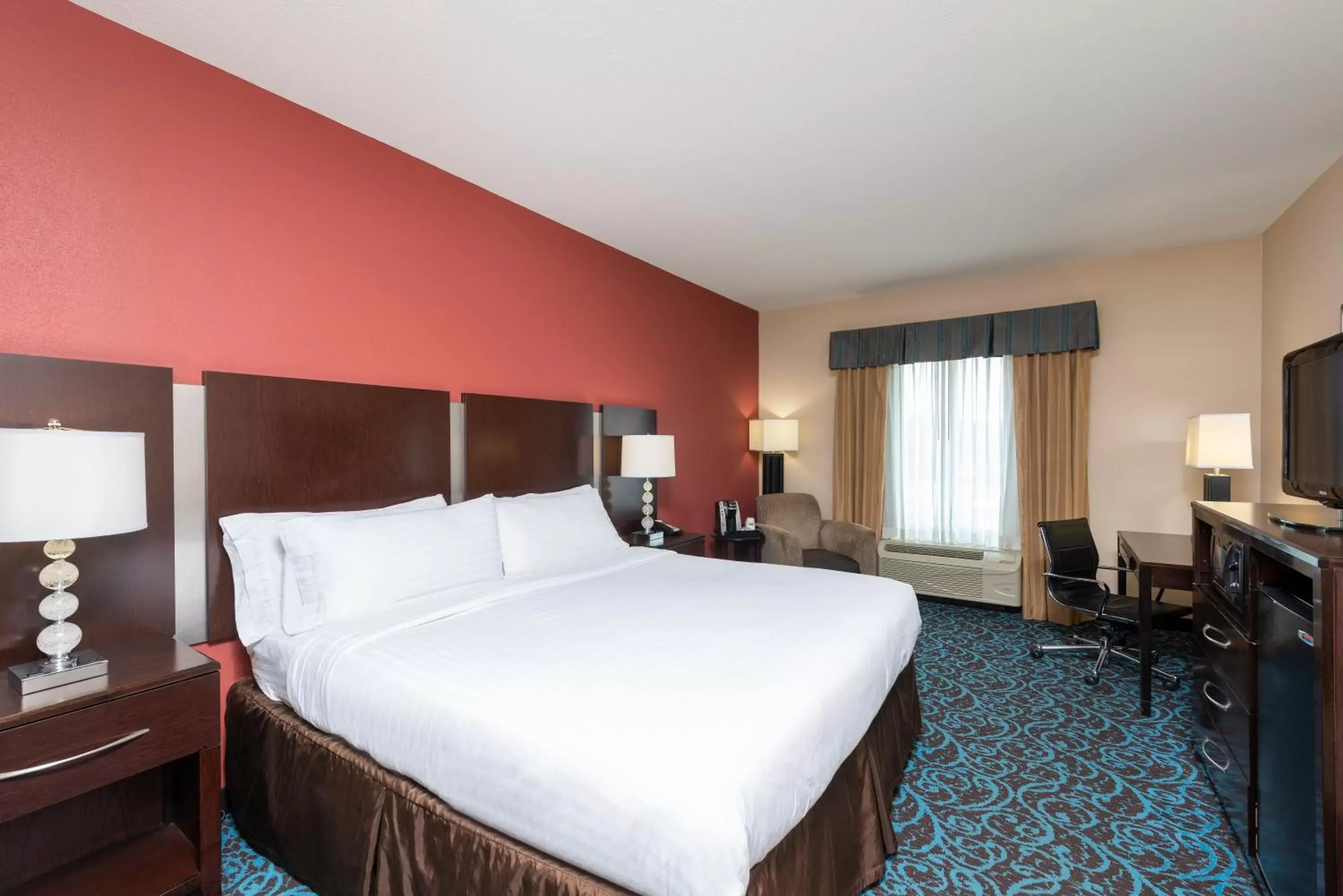 Photo of the whole room, Bed in Holiday Inn Express & Suites - New Philadelphia Southwest, an IHG Hotel