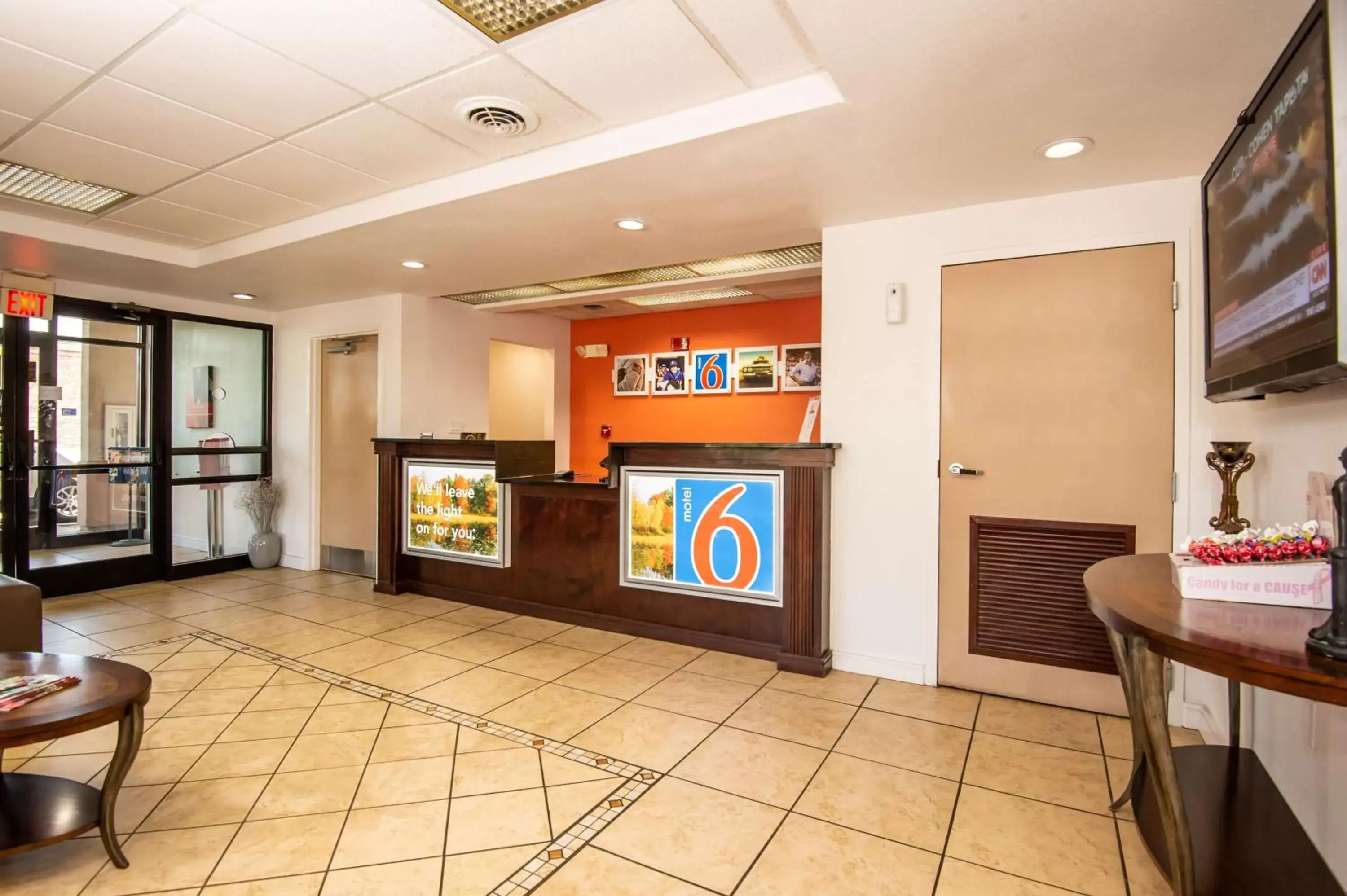Lobby or reception, TV/Entertainment Center in Motel 6-Kingsport, TN