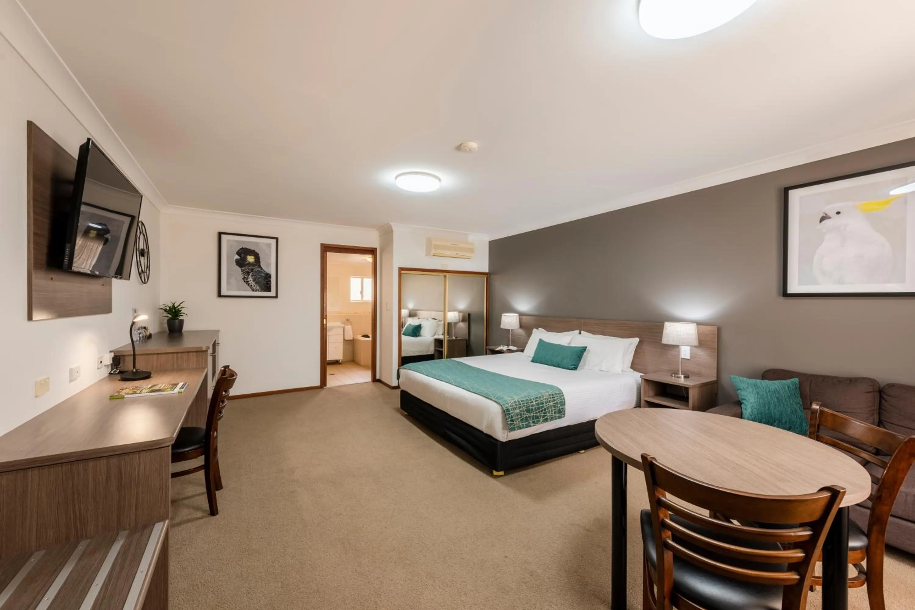 Photo of the whole room, Bed in Best Western Plus Ambassador Orange