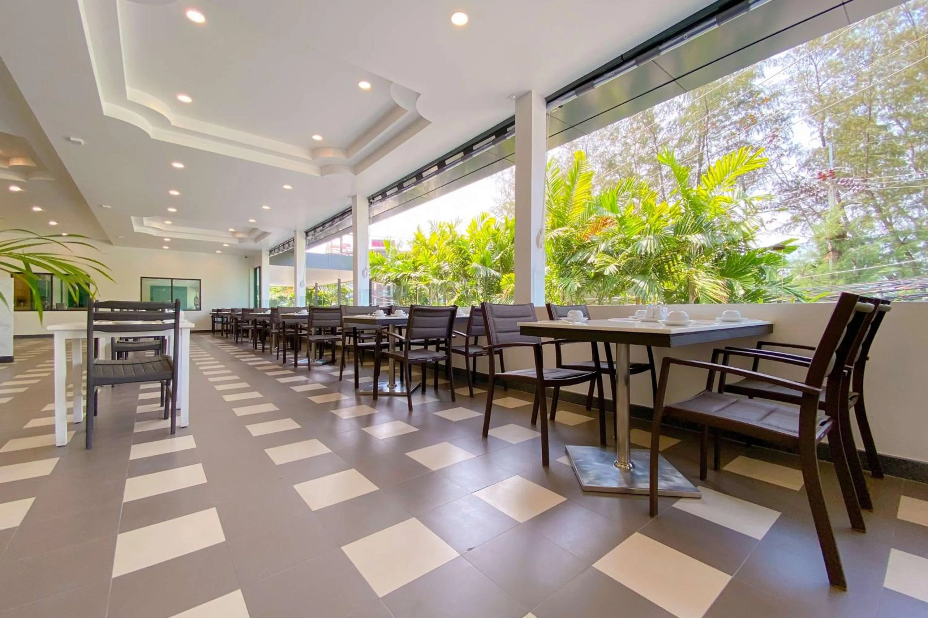 Restaurant/places to eat in Best Western Phuket Ocean Resort