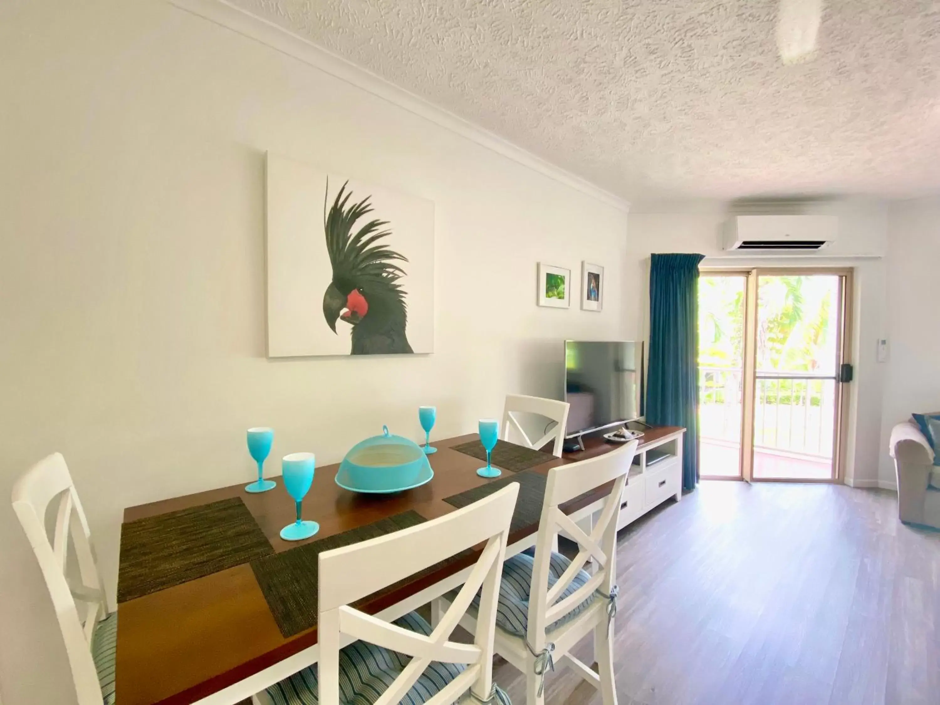 Living room, Dining Area in Cairns Beach Resort
