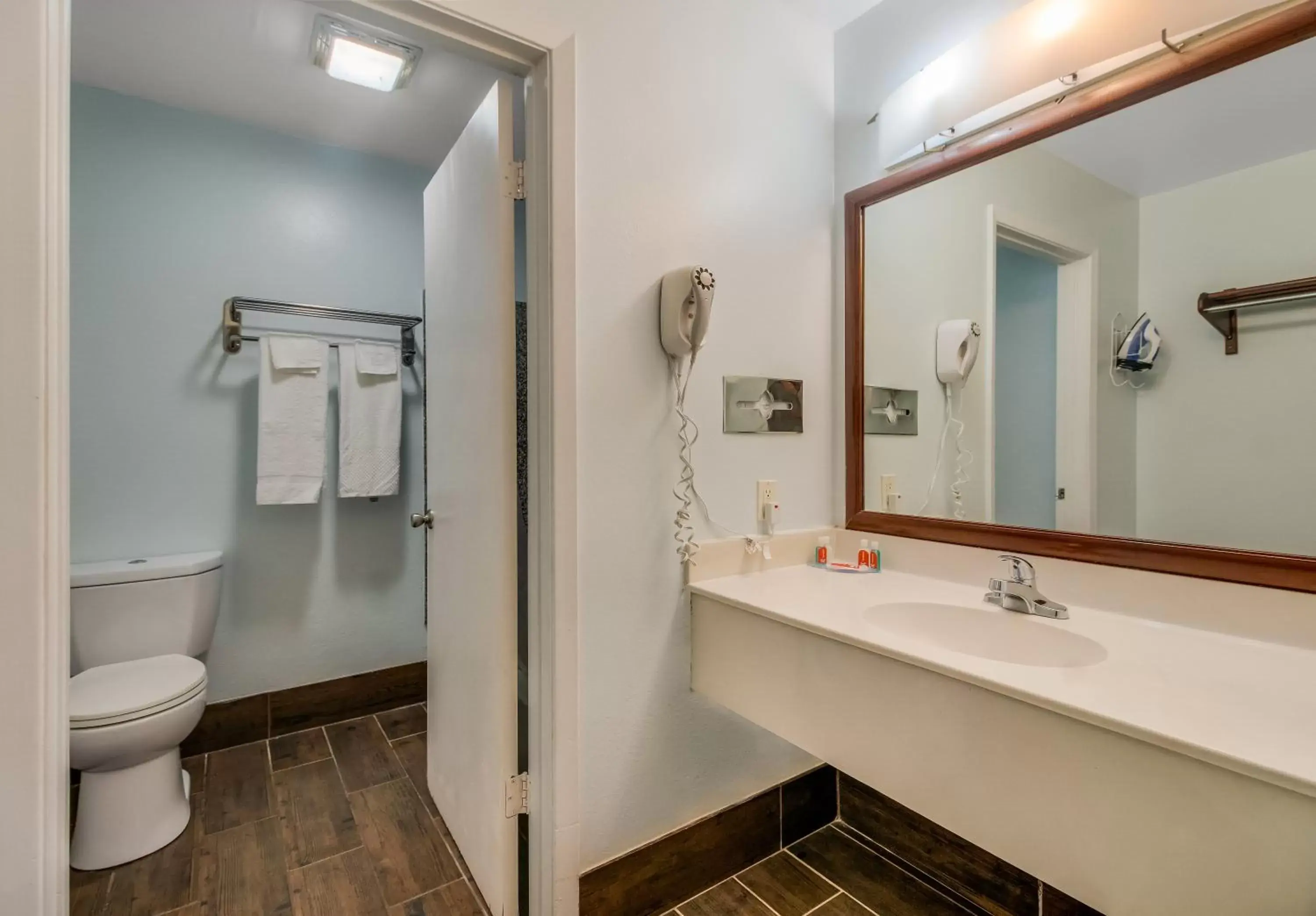 Bathroom in Econo Lodge Inn & Suites Fulton - Rockport