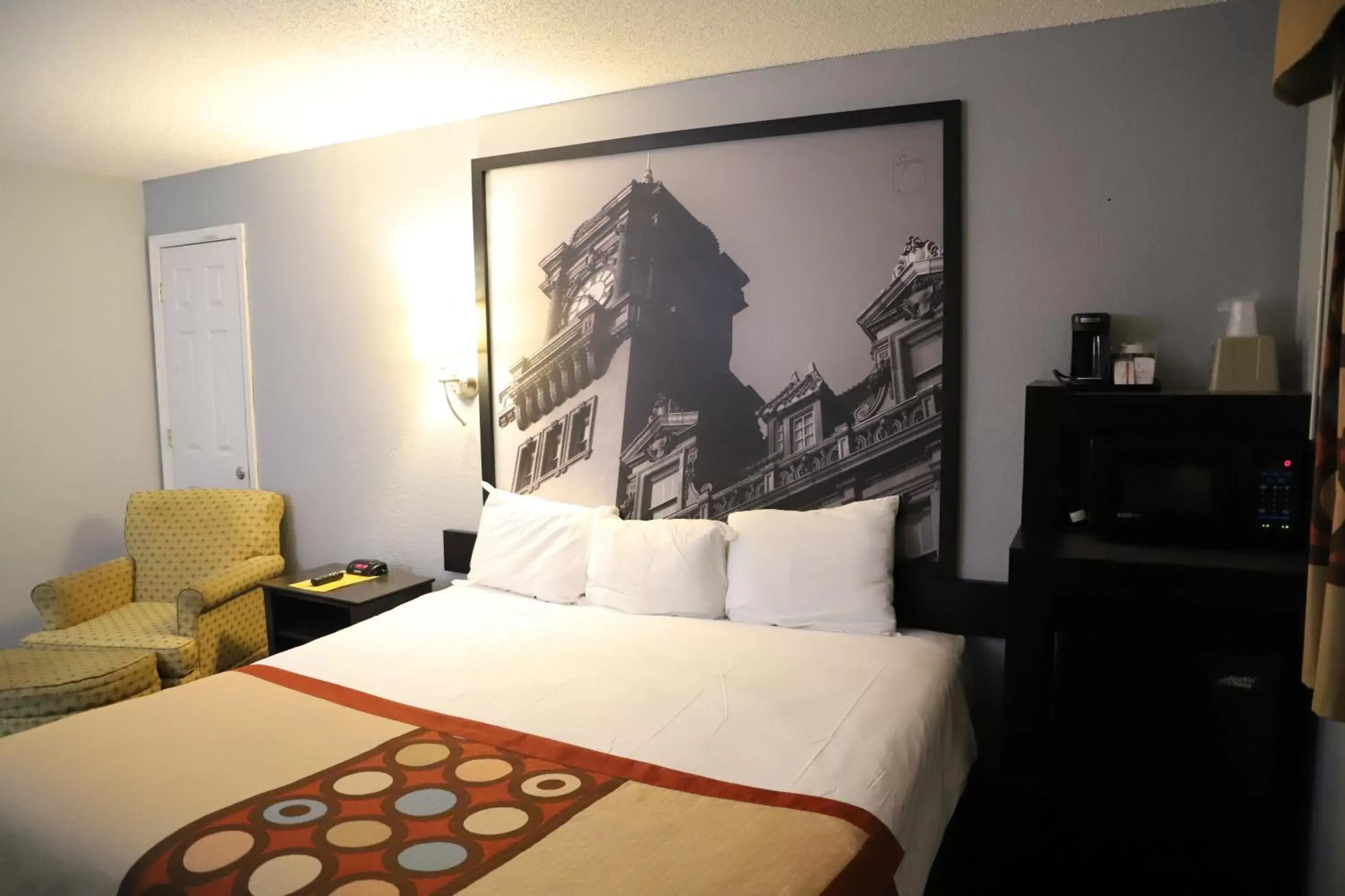 Photo of the whole room, Bed in Super 8 by Wyndham Richmond Airport VA