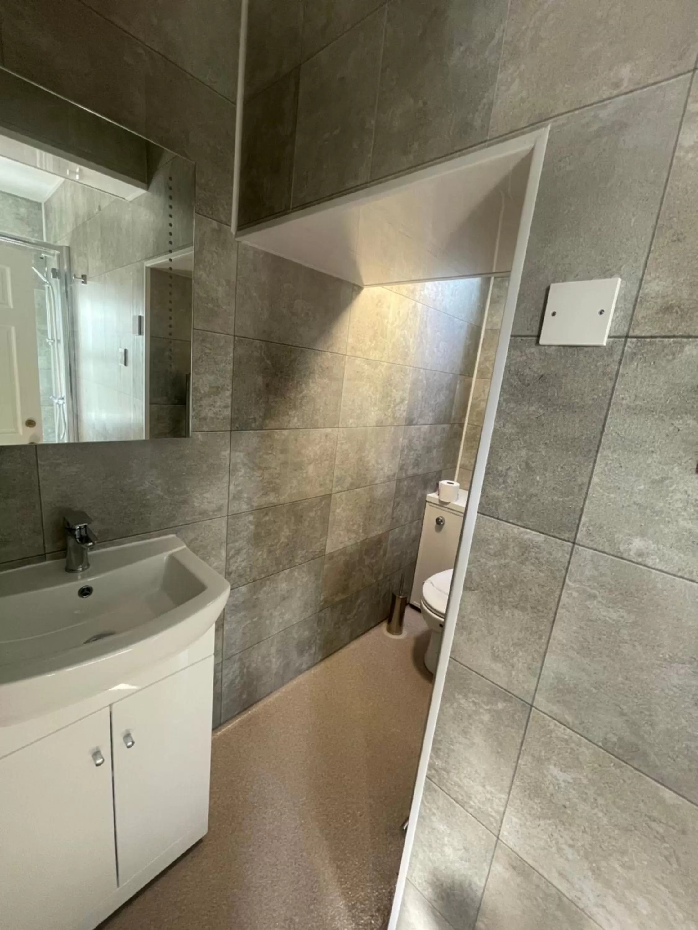 Bathroom in Mansfield Lodge Hotel Ltd