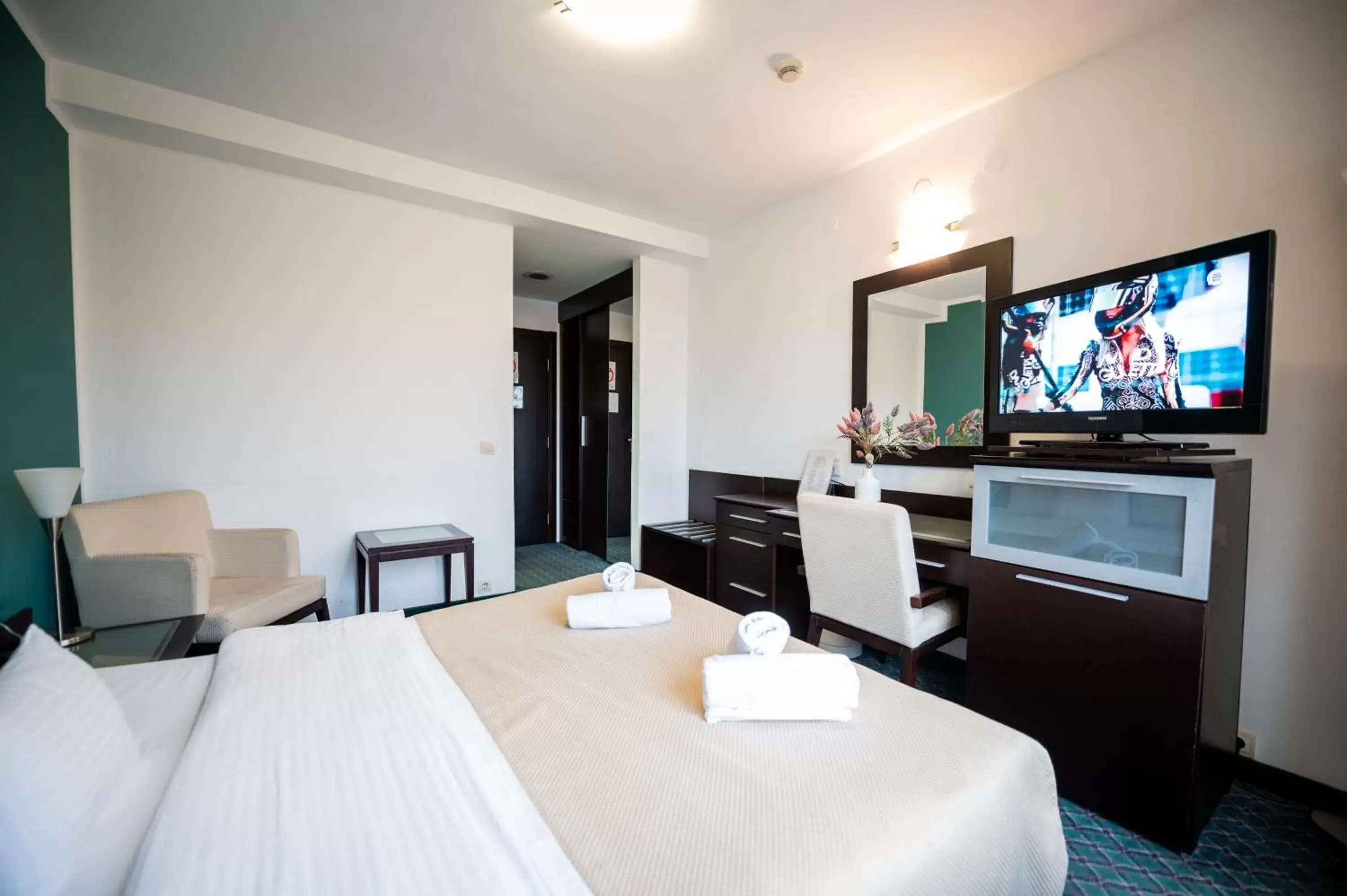 Bed, TV/Entertainment Center in Hotel Sumadija