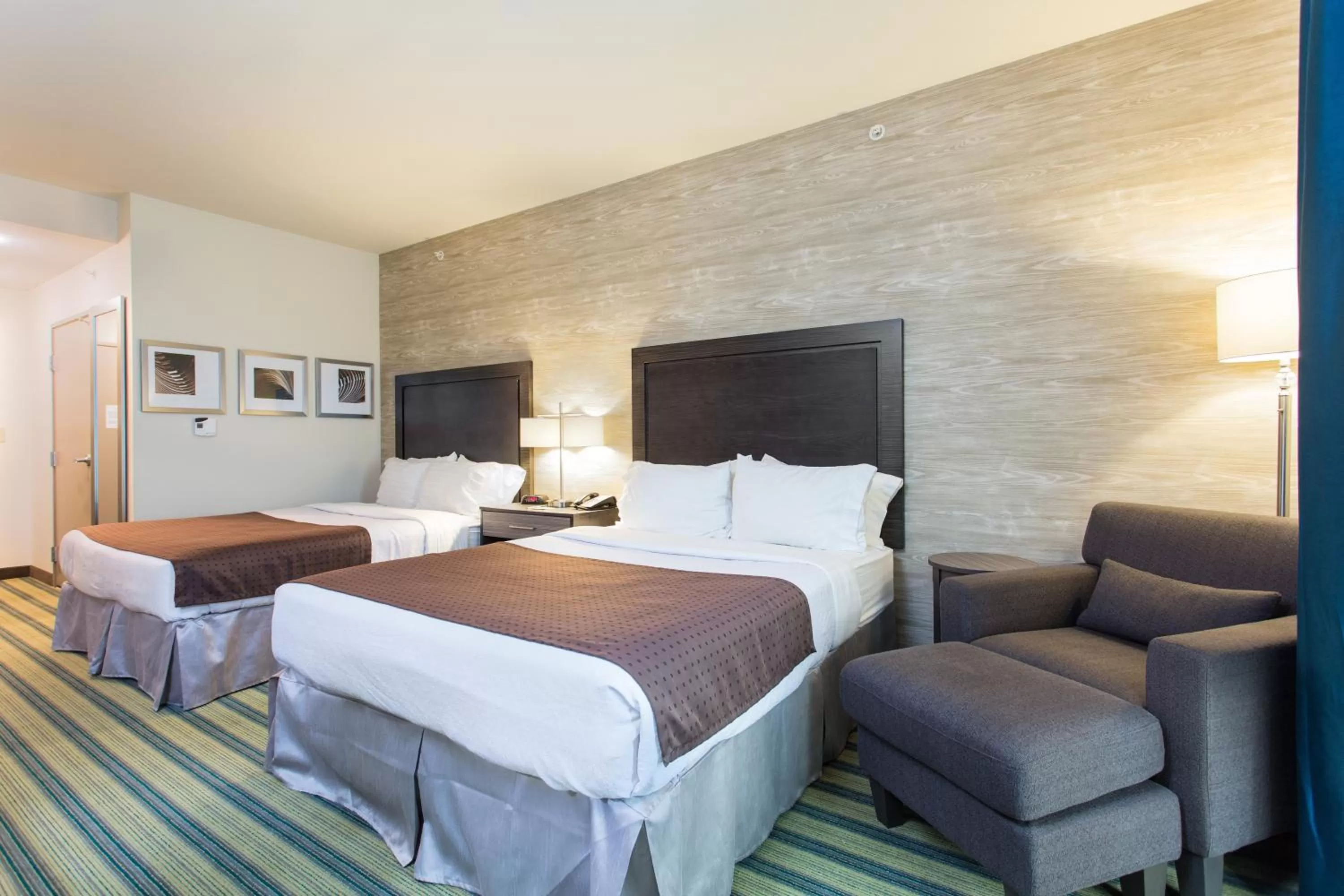 Photo of the whole room, Bed in Holiday Inn Texarkana Arkansas Convention Center by IHG