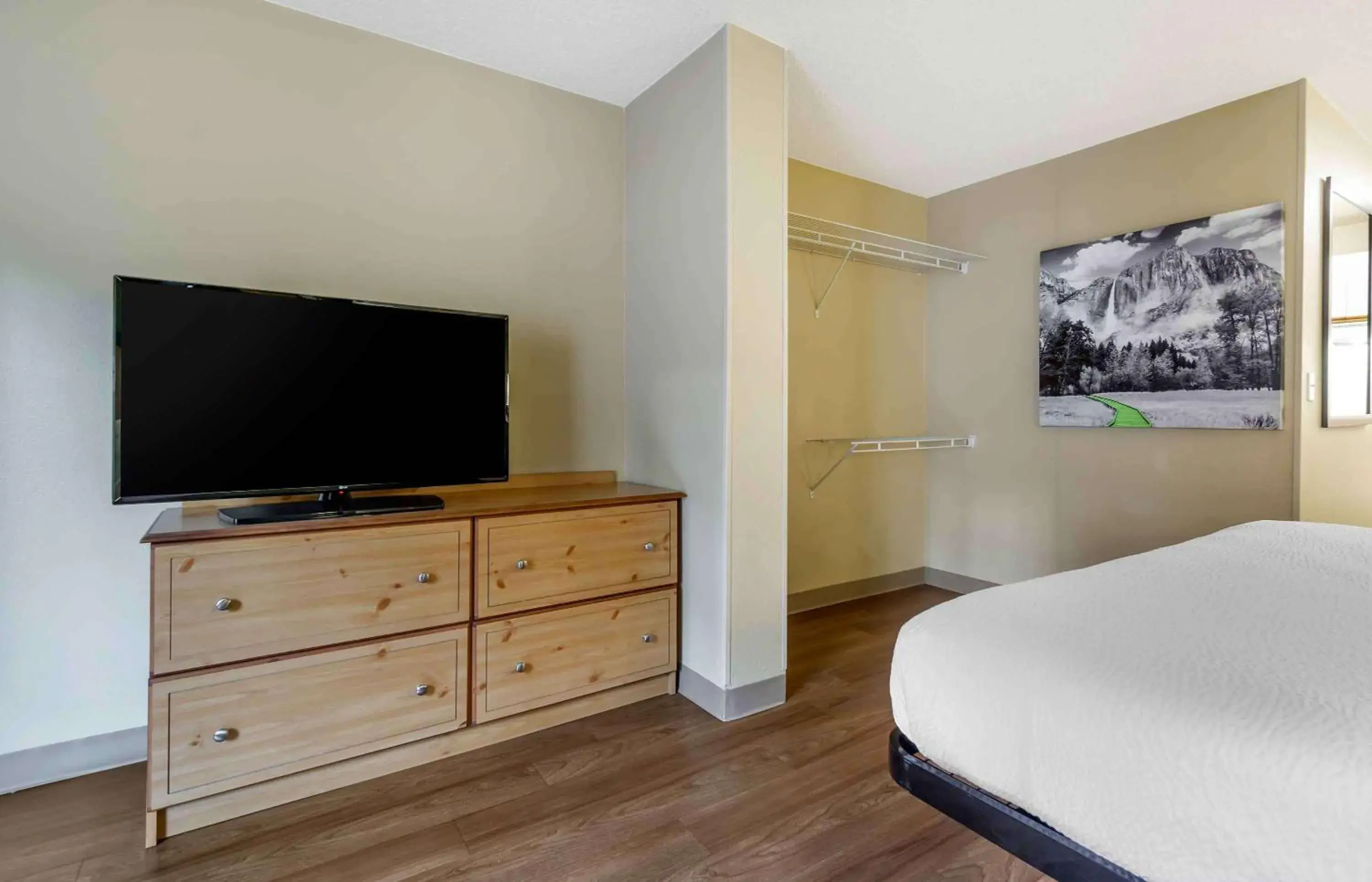 Bedroom, TV/Entertainment Center in Extended Stay America Suites - Seattle - Bellevue - Factoria