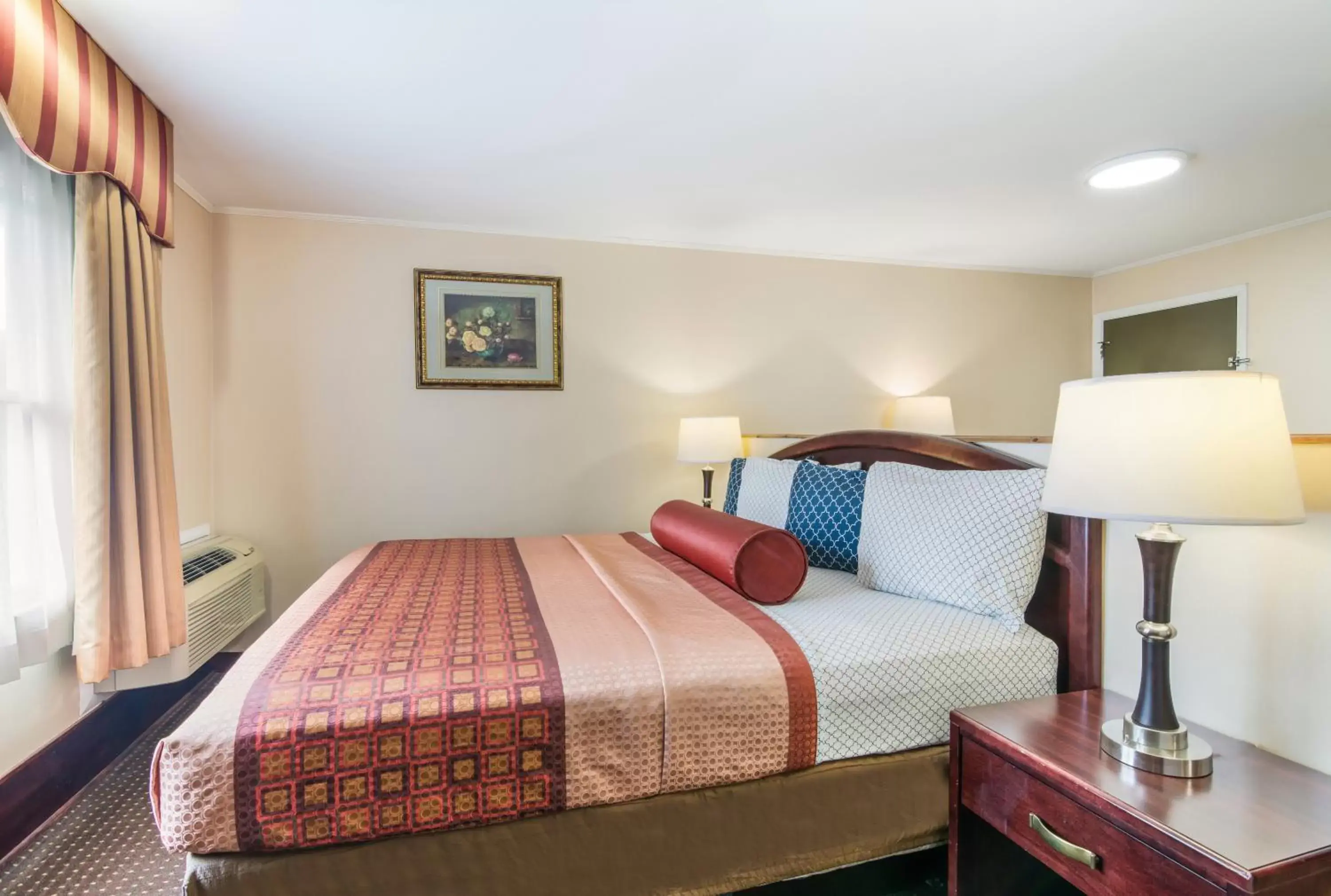 Bed in Rodeway Inn & Suites Weedsport NY