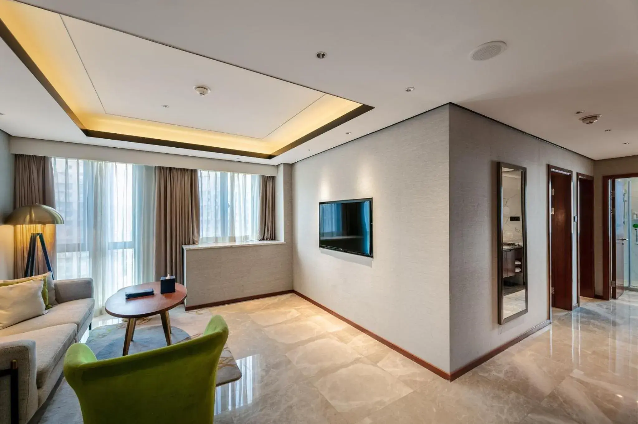 Photo of the whole room, Seating Area in Holiday Inn Suites Xi'an High-Tech Zone, an IHG Hotel