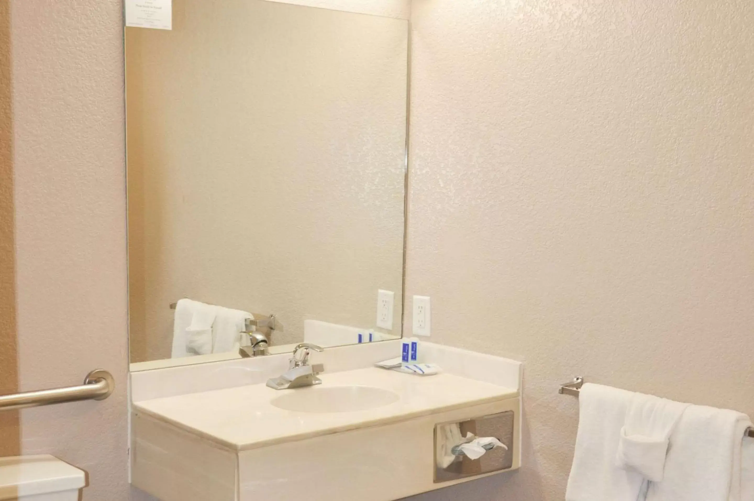 Photo of the whole room, Bathroom in Rodeway Inn Fargo