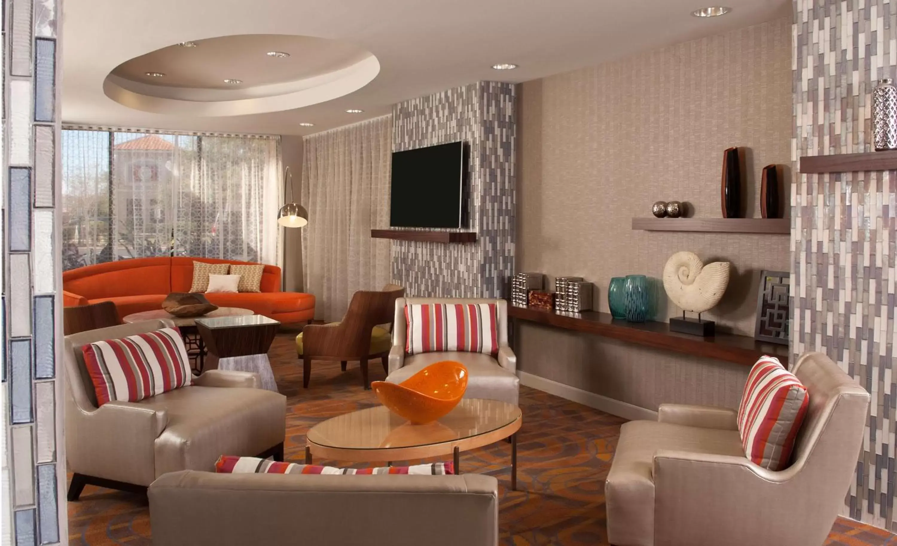 Lobby or reception, Lounge/Bar in Hampton Inn Orlando-International Airport