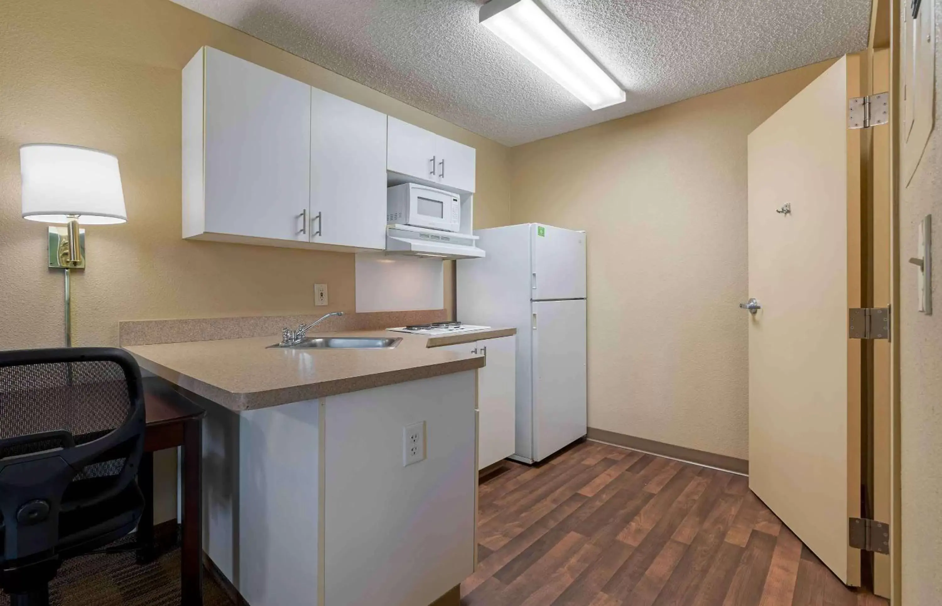 Bedroom, Kitchen/Kitchenette in Extended Stay America Suites - Sacramento - White Rock Rd