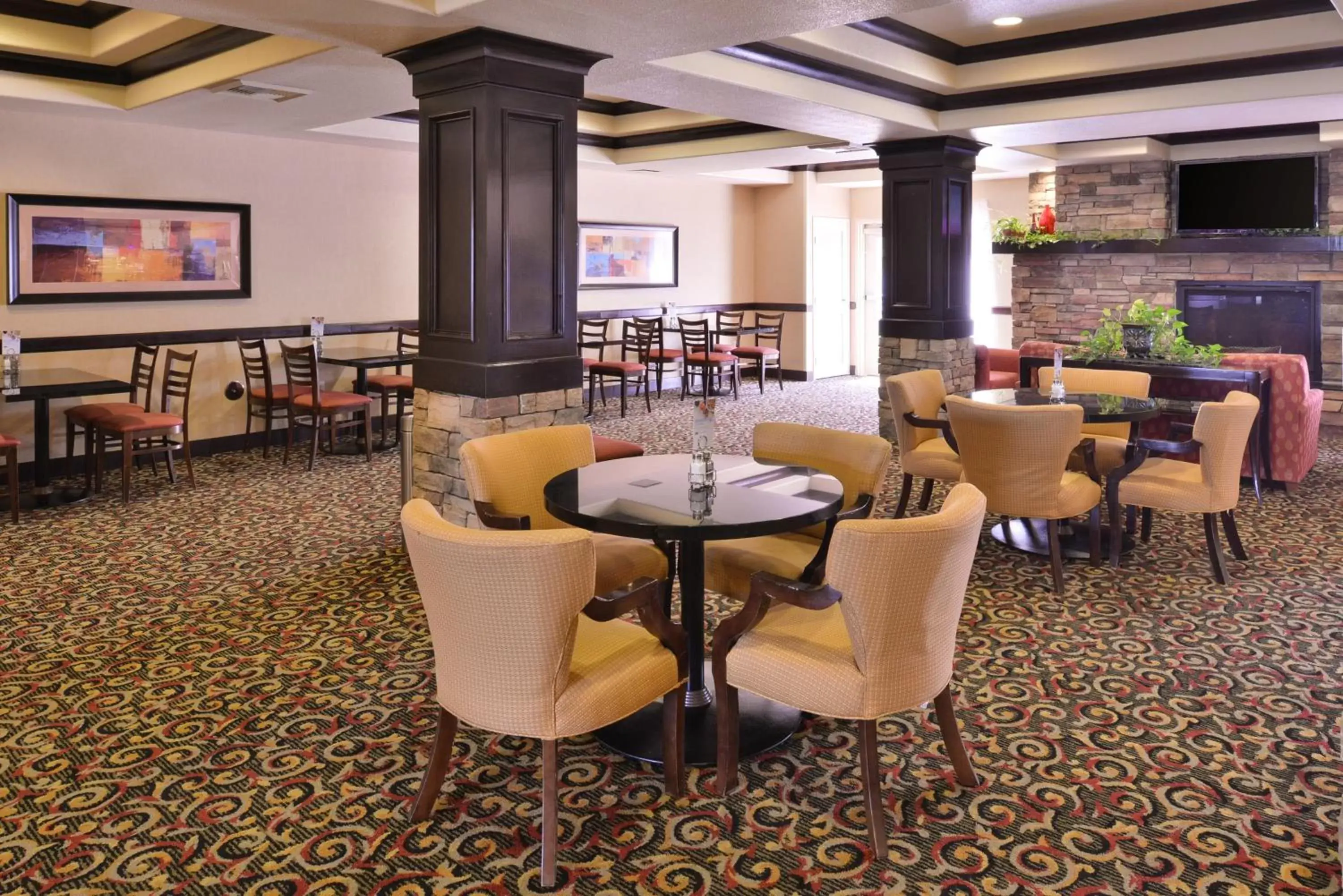Breakfast, Lounge/Bar in Holiday Inn Express Hotel & Suites Lincoln-Roseville Area, an IHG Hotel