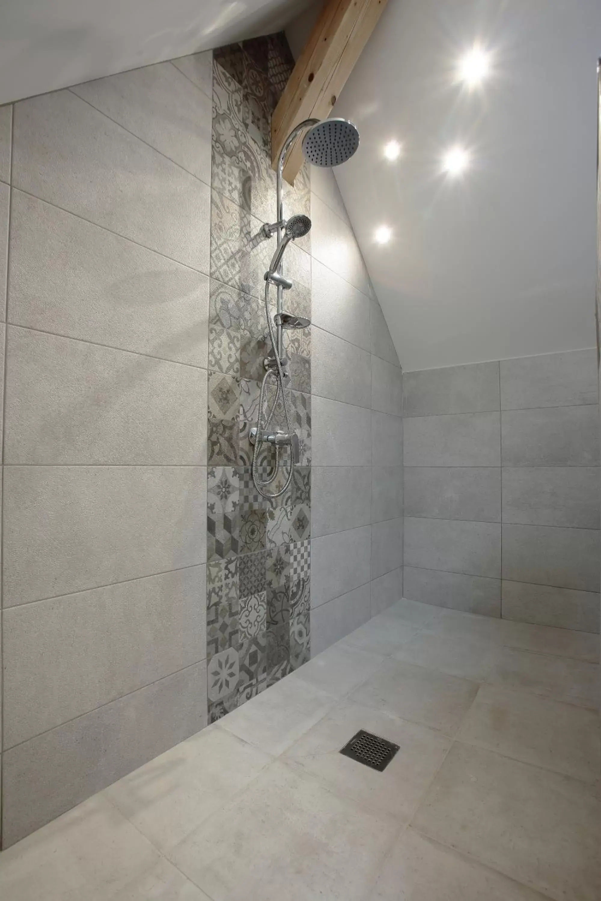 Shower, Bathroom in Hotel Saint Georges