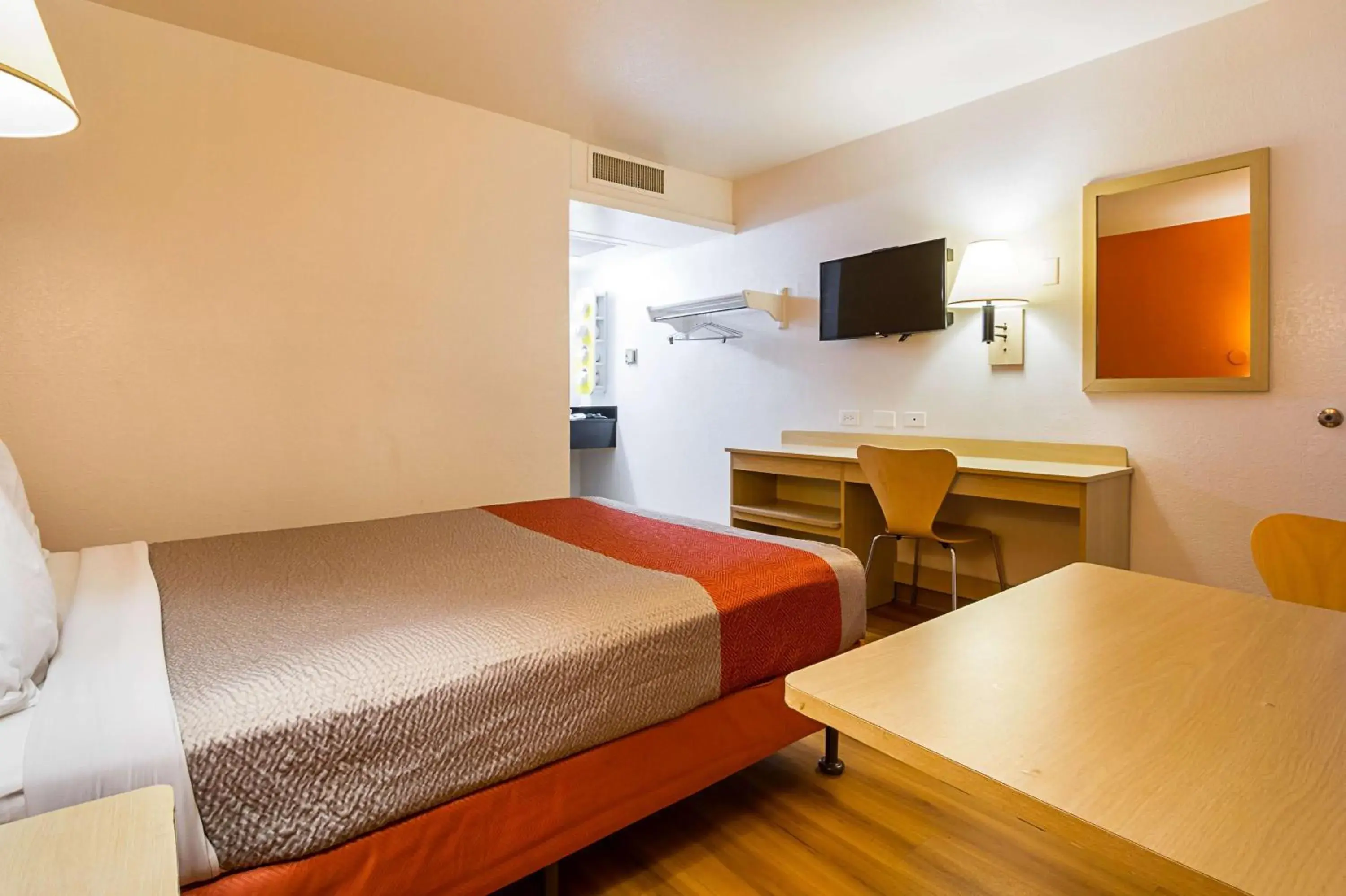 Deluxe Queen Room in Motel 6 Mesa North Deluxe Queen Room in Motel 6 Mesa North