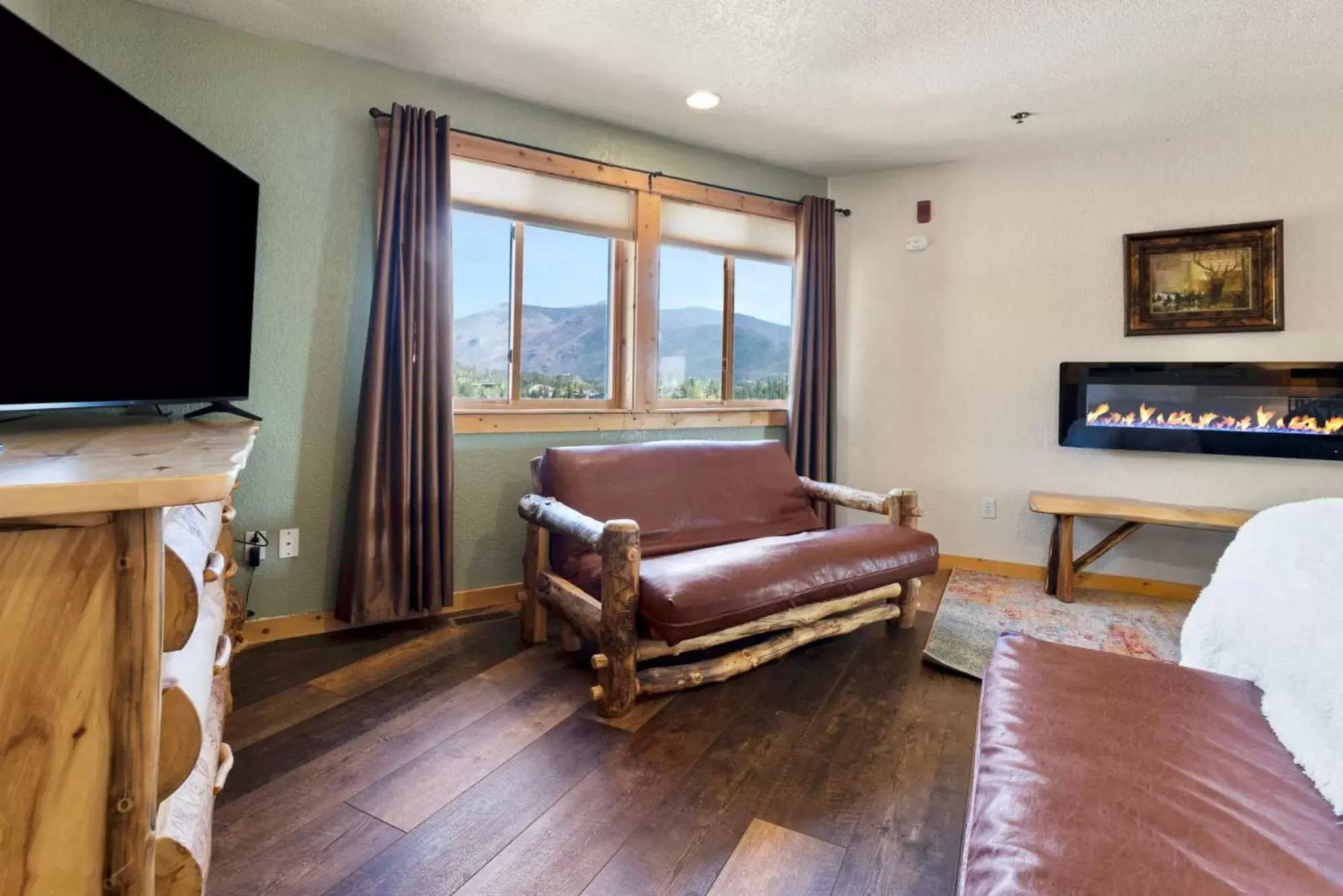 Bedroom, Seating Area in Gateway Inn