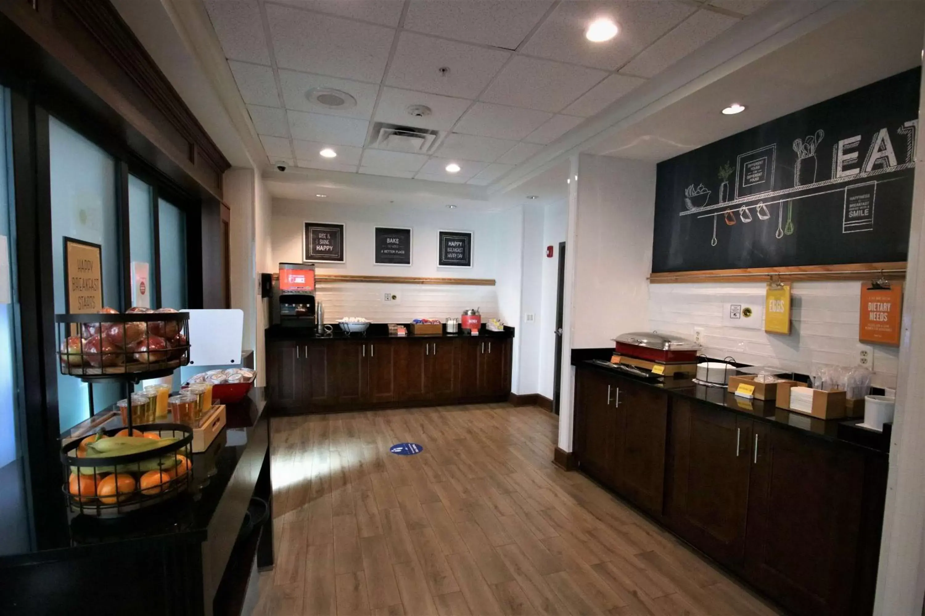 Breakfast, Kitchen/Kitchenette in Hampton Inn & Suites Jacksonville Beach Boulevard/Mayo Clinic