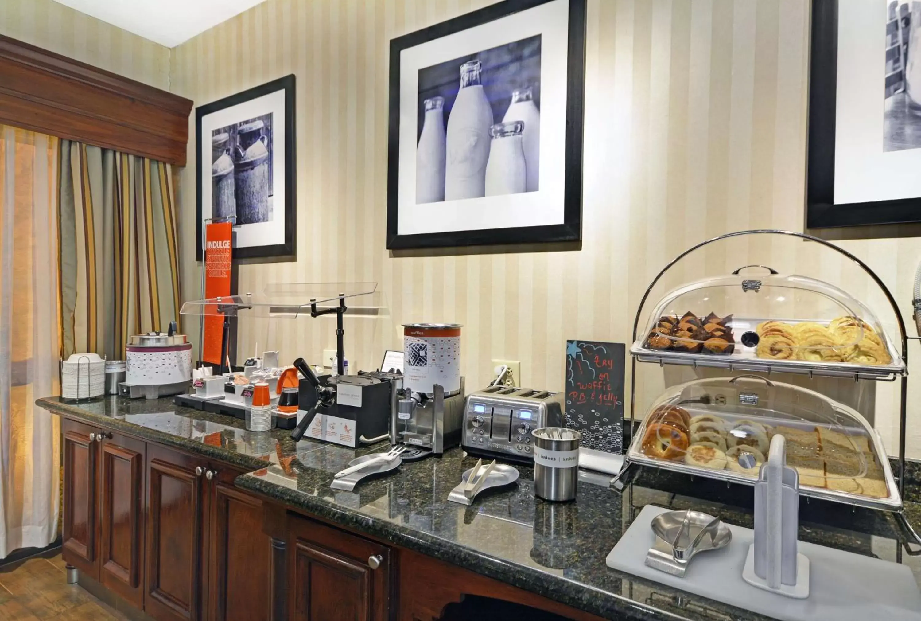 Dining area in Hampton Inn Athens