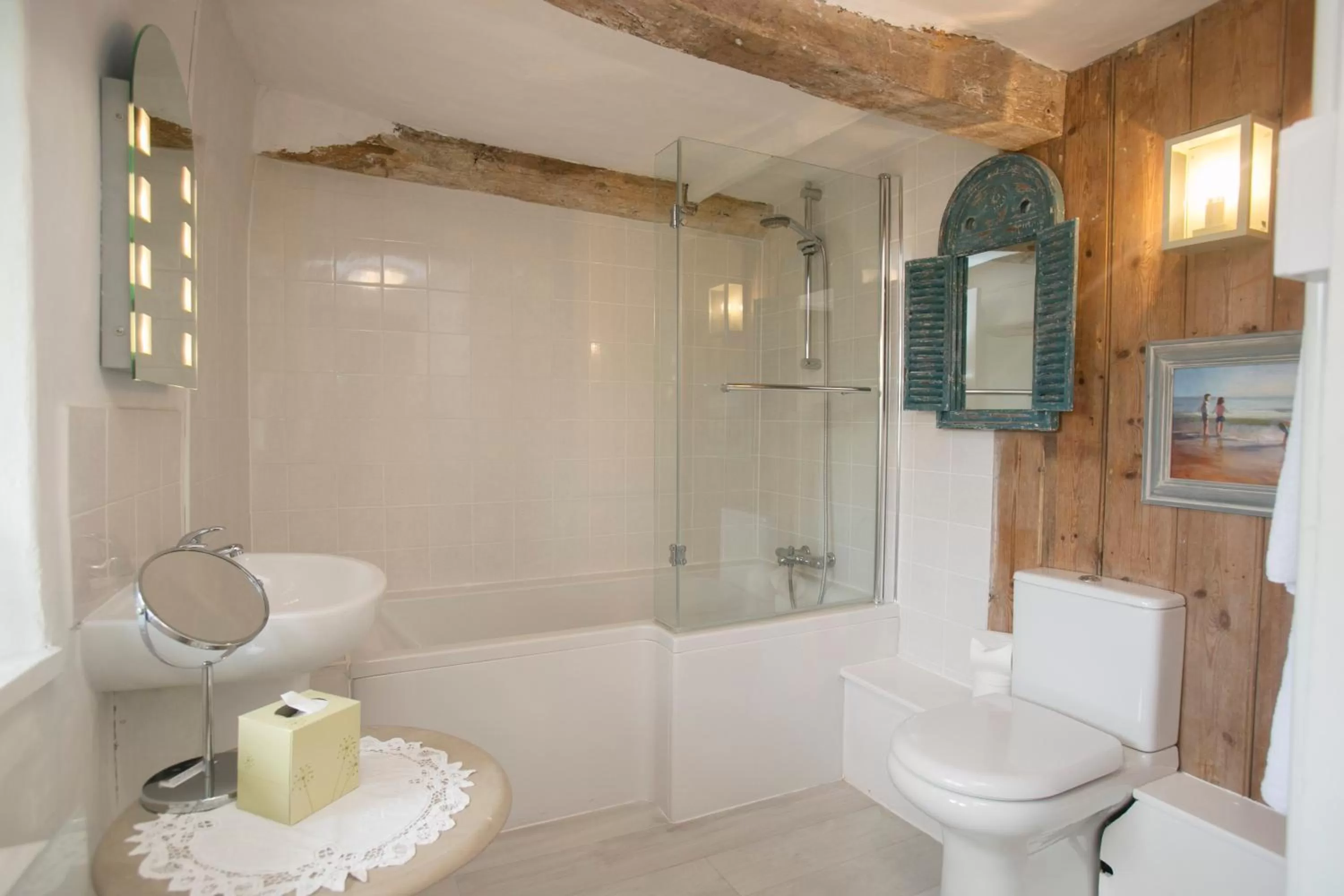 Bathroom in Tudor Cottage B&B Frampton