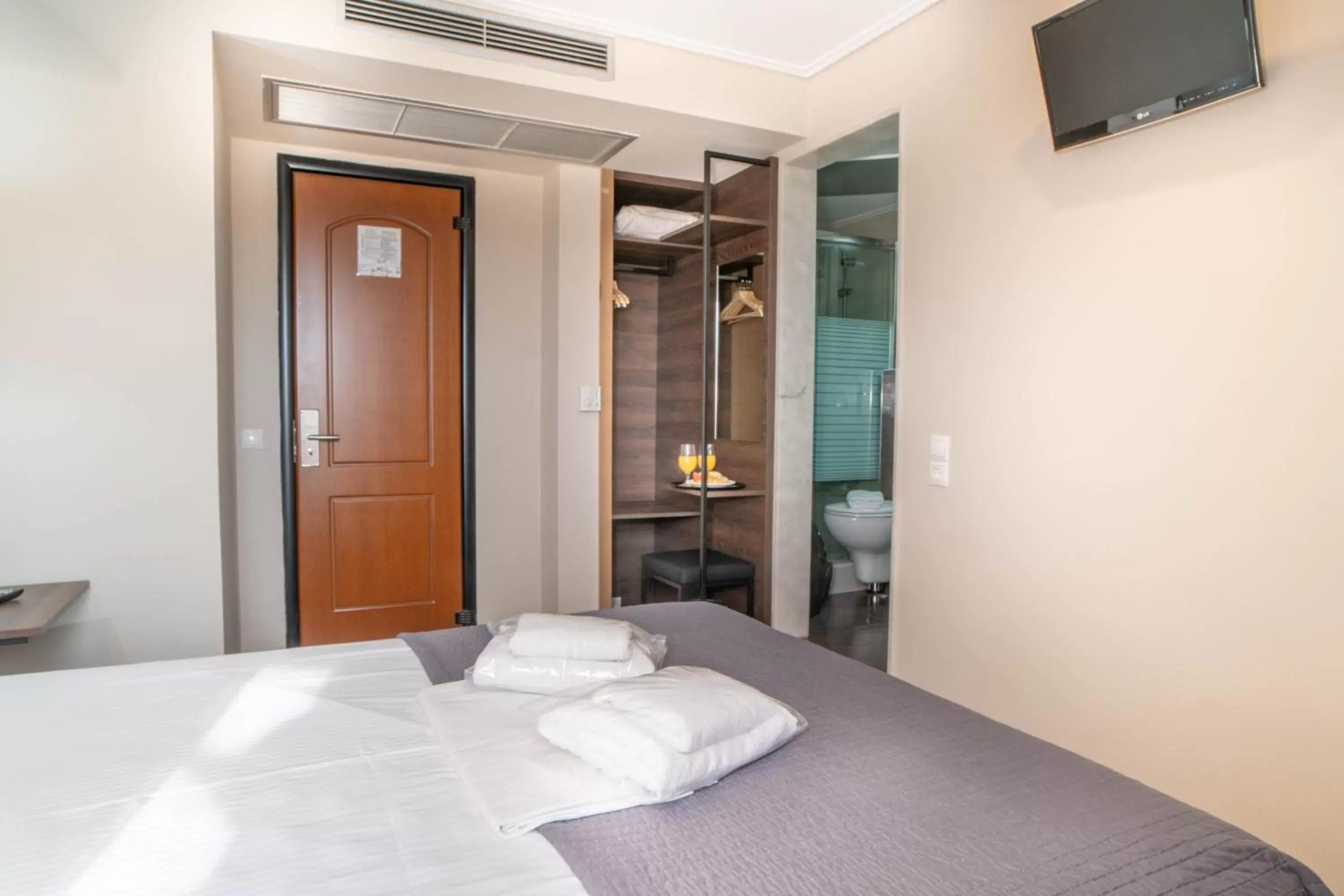 Bed in Argo Hotel Piraeus