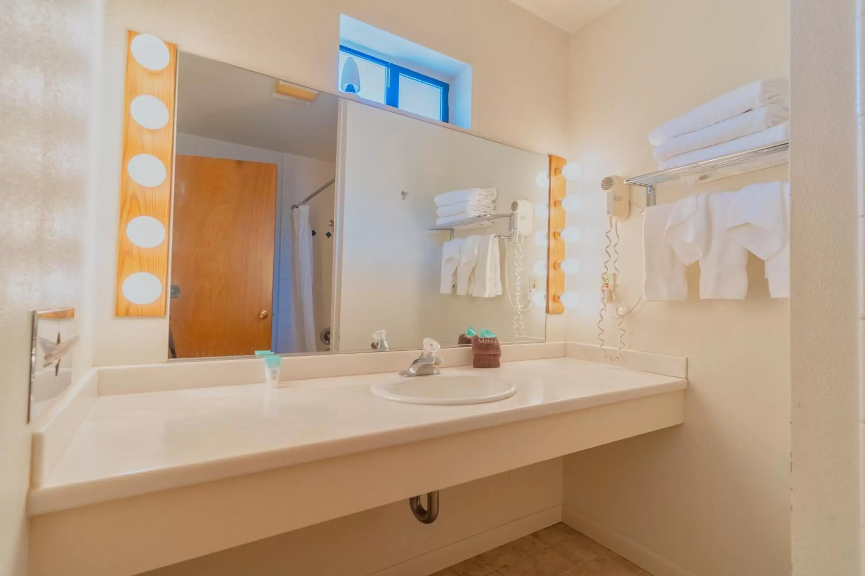 Bathroom in Mariposa Lodge