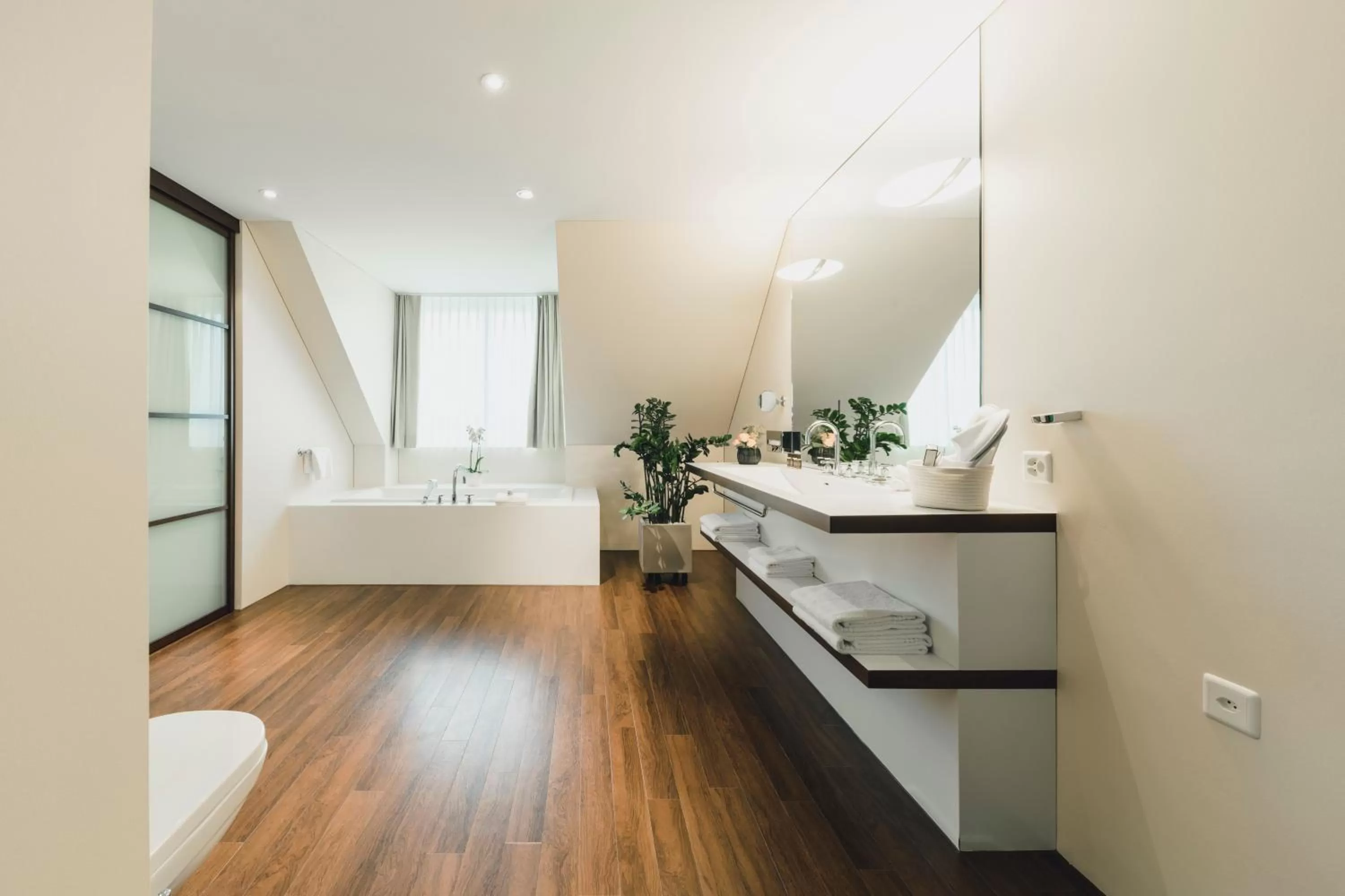 Bathroom, Bed in Residence Hotel