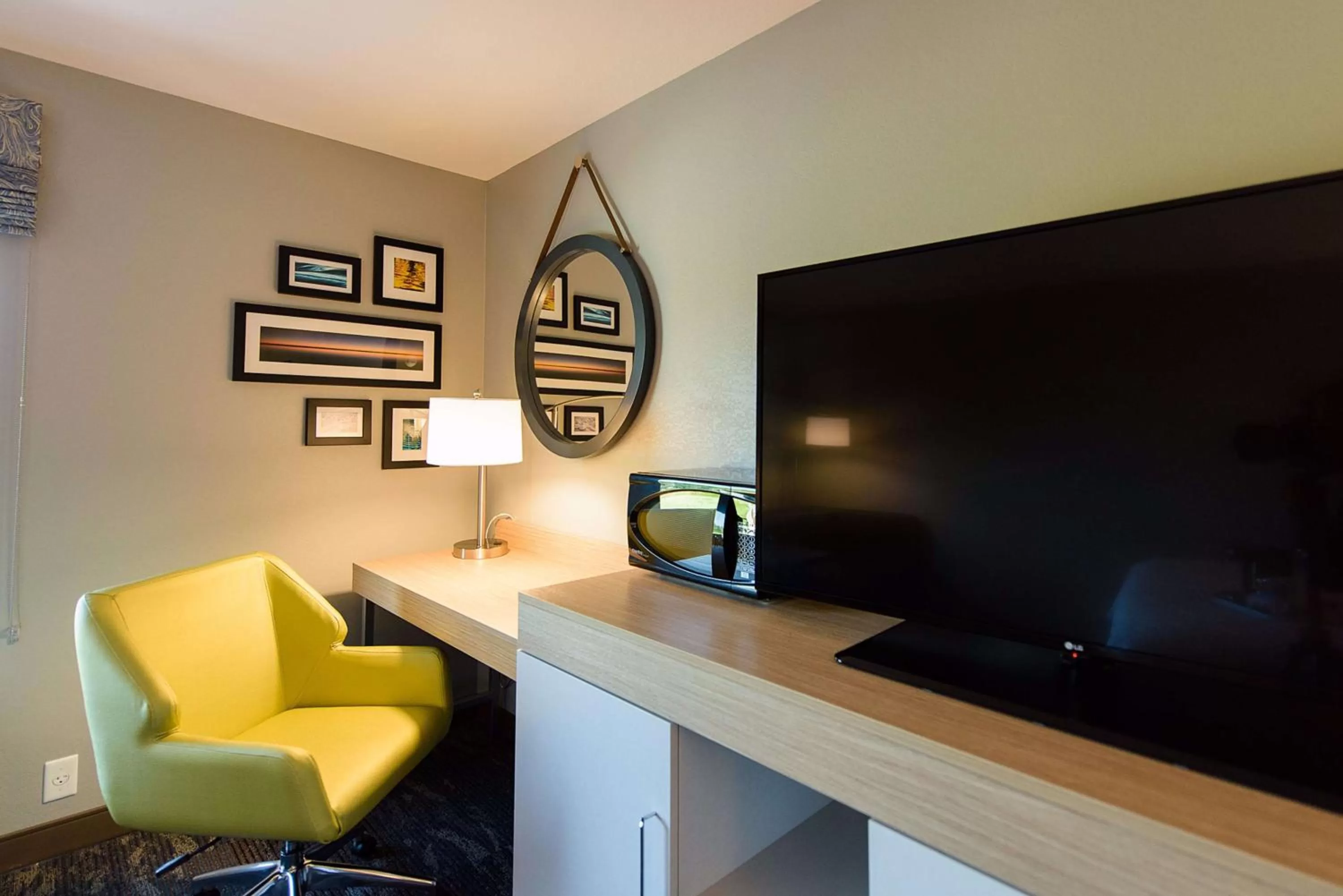 Bedroom in Hampton Inn Superior Duluth, Wi