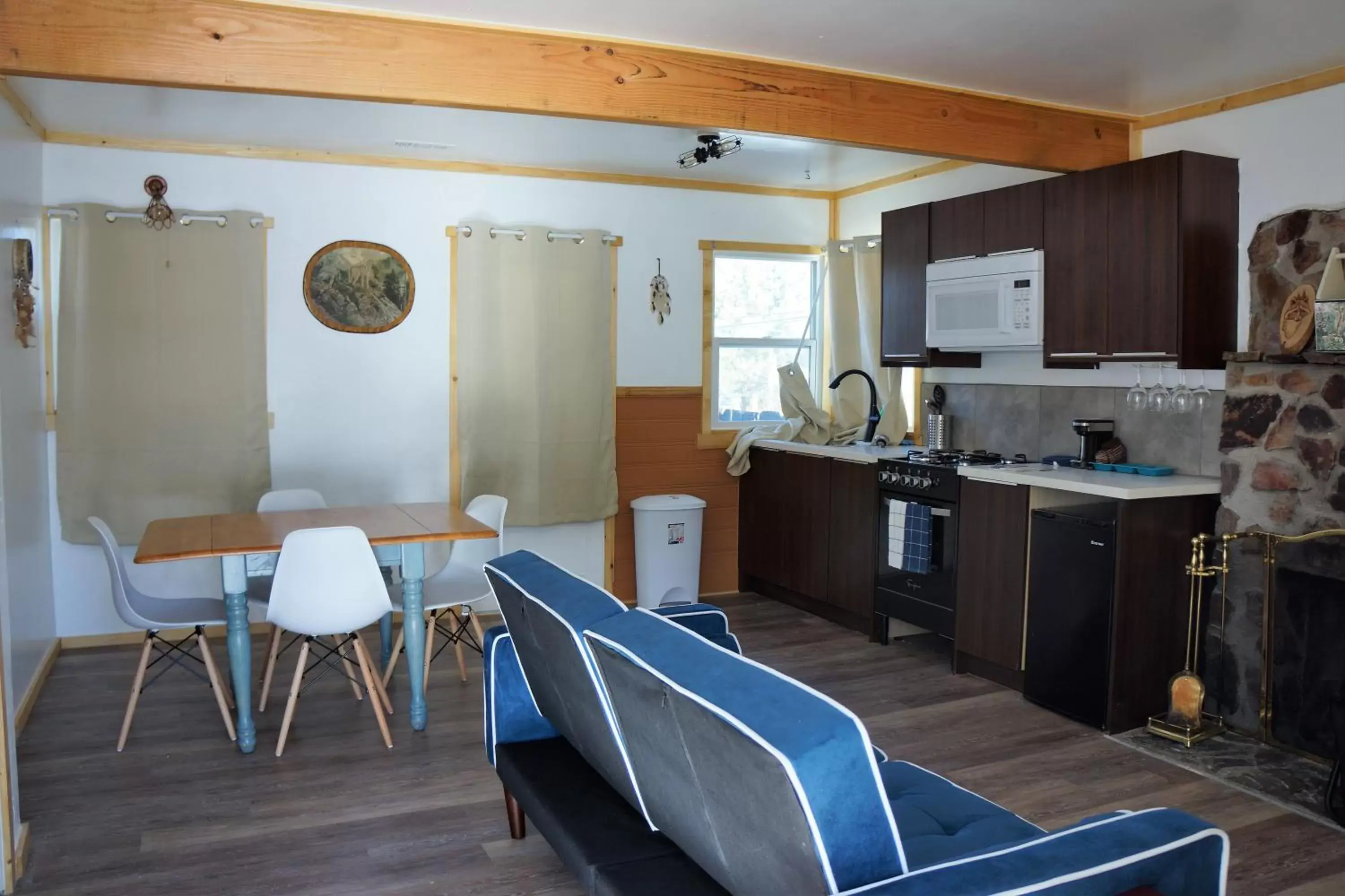 Living room, Kitchen/Kitchenette in Blue Horizon Lodge