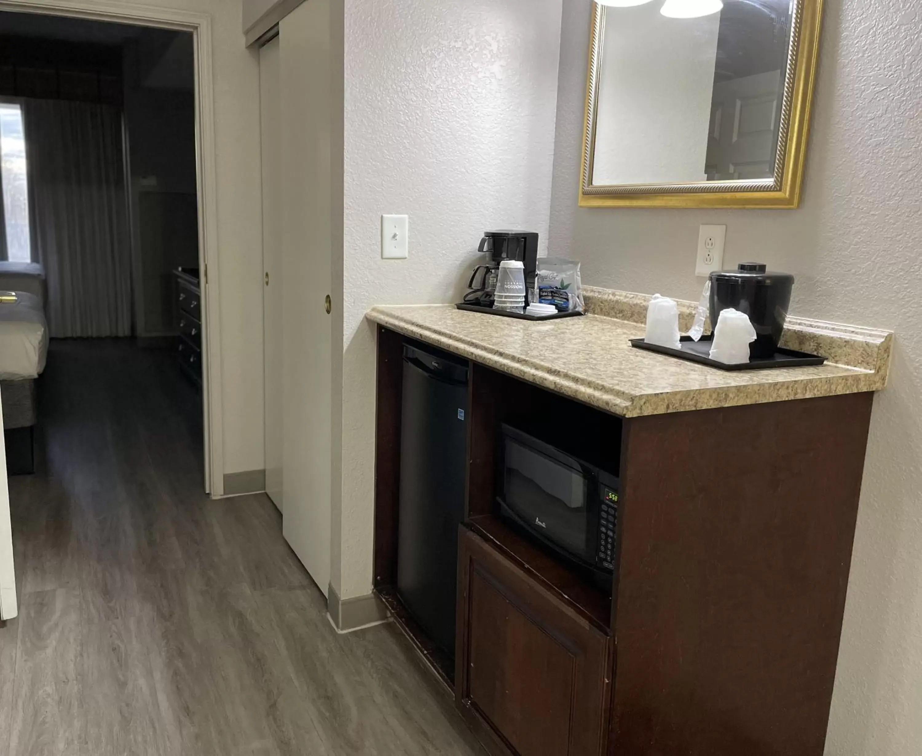 Coffee/tea facilities, Kitchen/Kitchenette in Country Inn & Suites by Radisson, Albany, GA